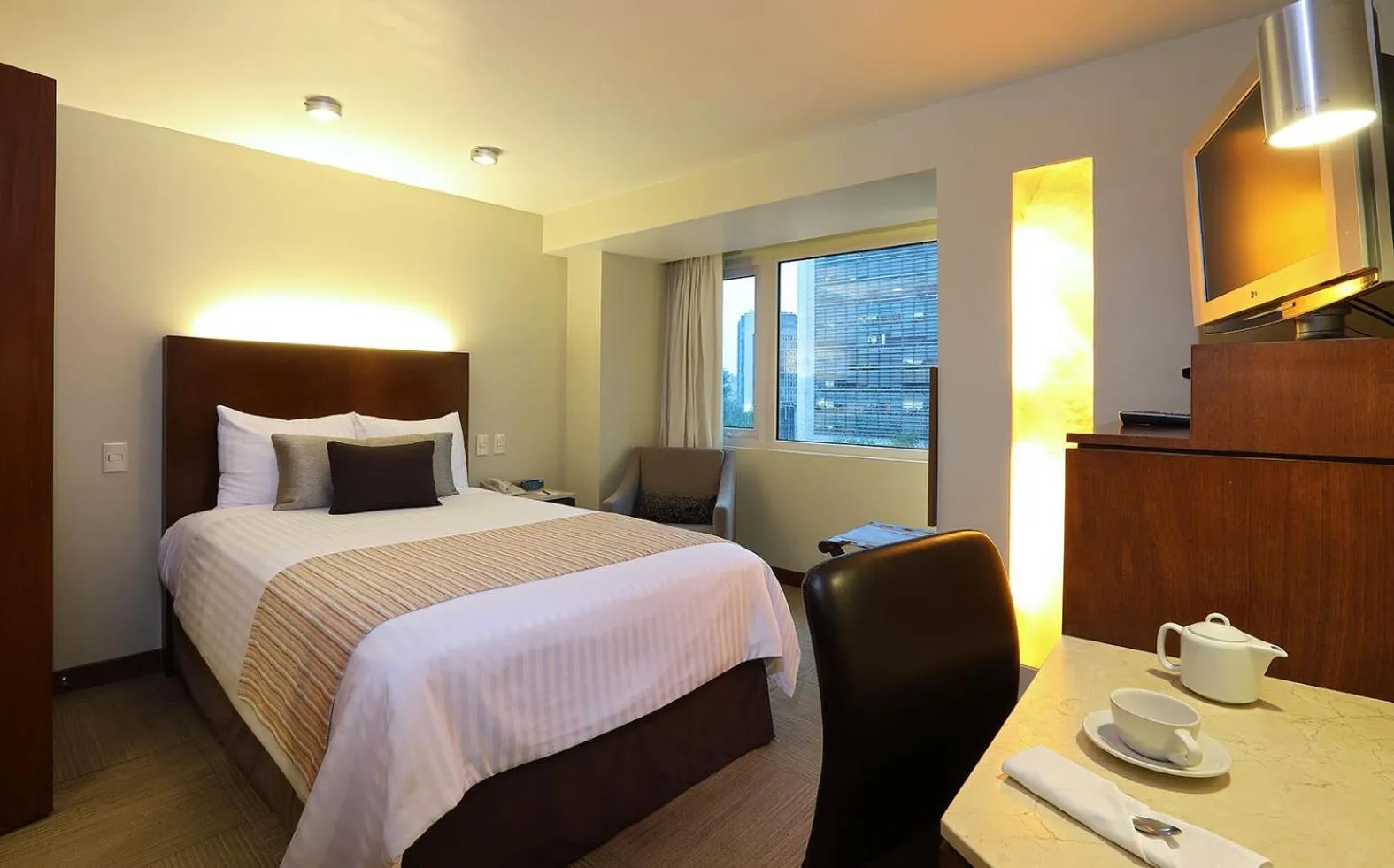 Photo of the whole room, Bed in Emporio Reforma