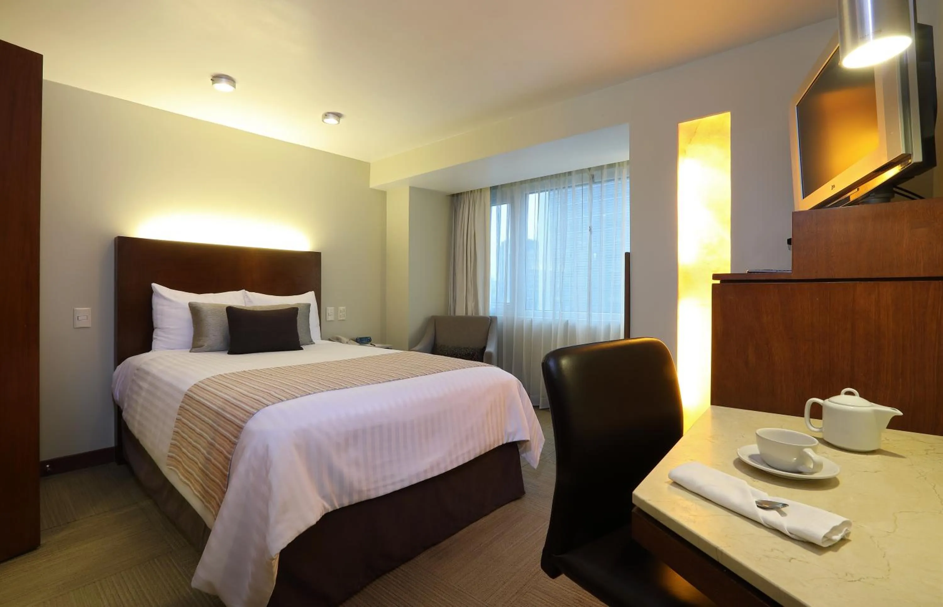 Photo of the whole room, Bed in Emporio Reforma