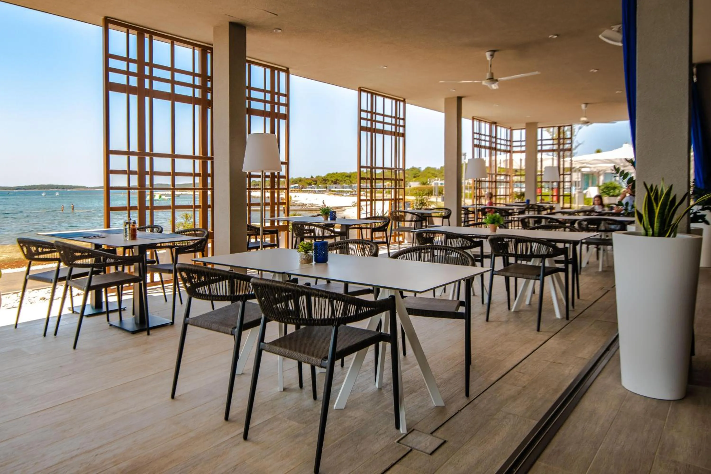 Restaurant/places to eat in Kazela Apartments