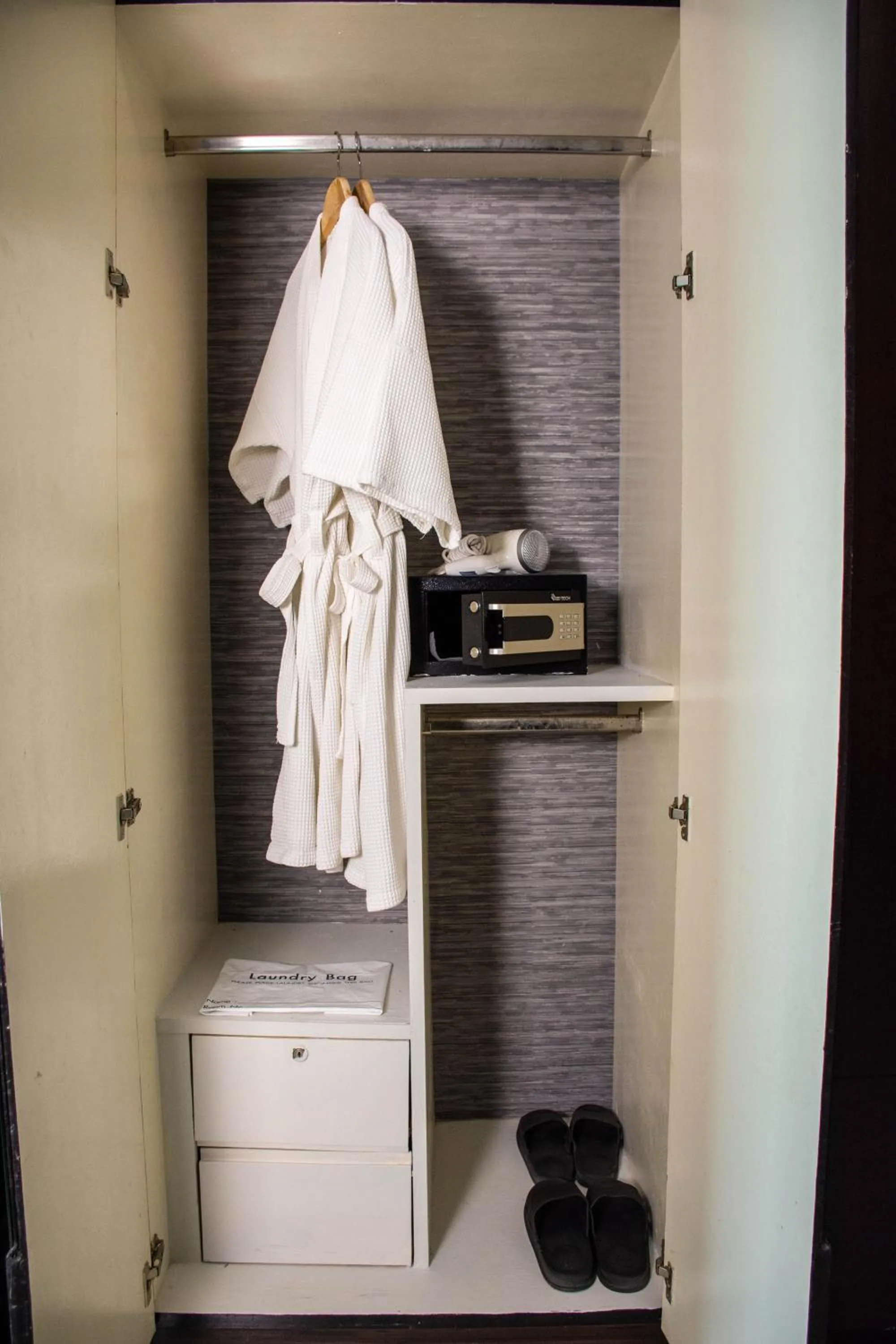 safe in Chor Cher The Luxury Green Hotel - SHA Extra Plus