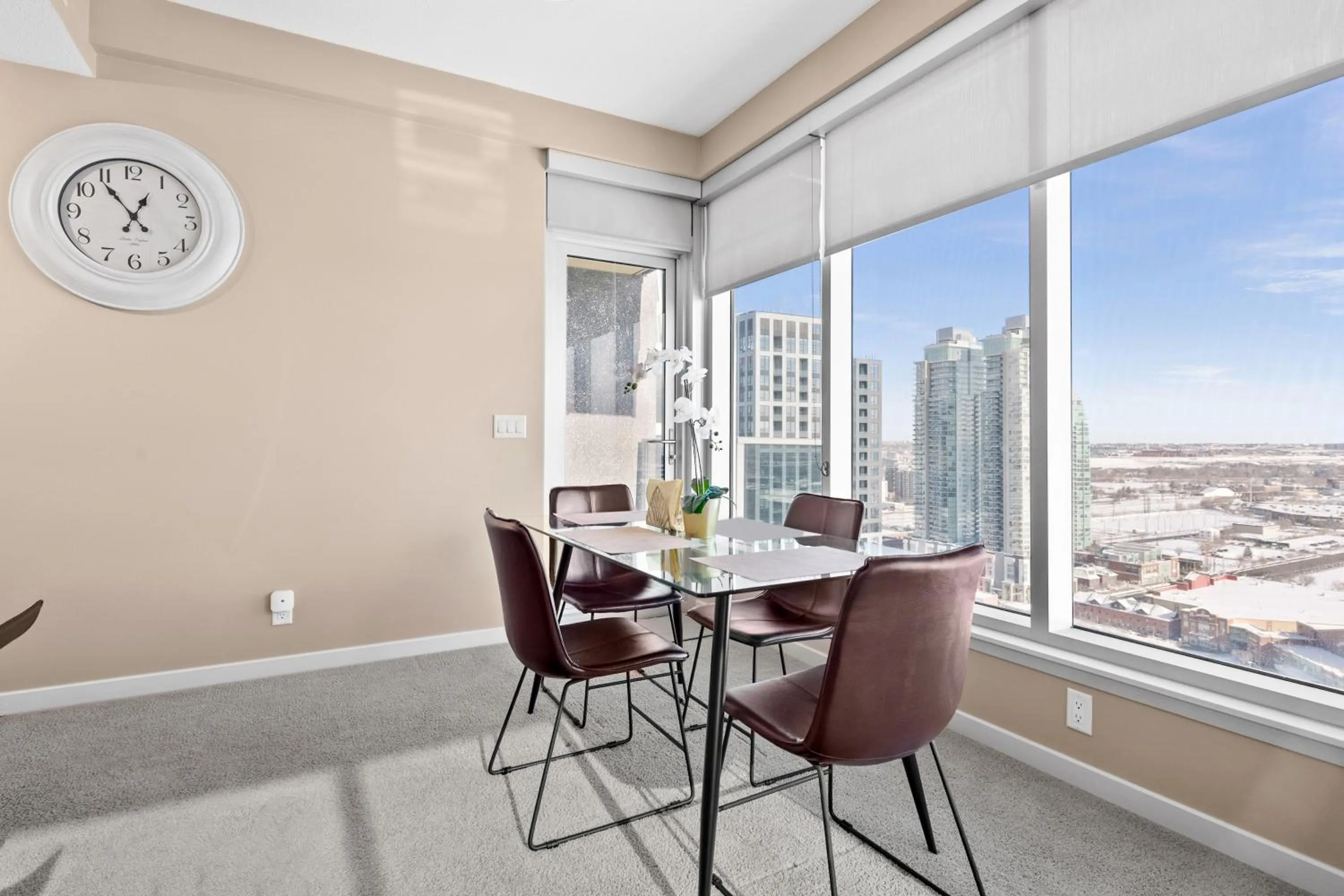 Dining area in Stylish Downtown Condos by GLOBALSTAY