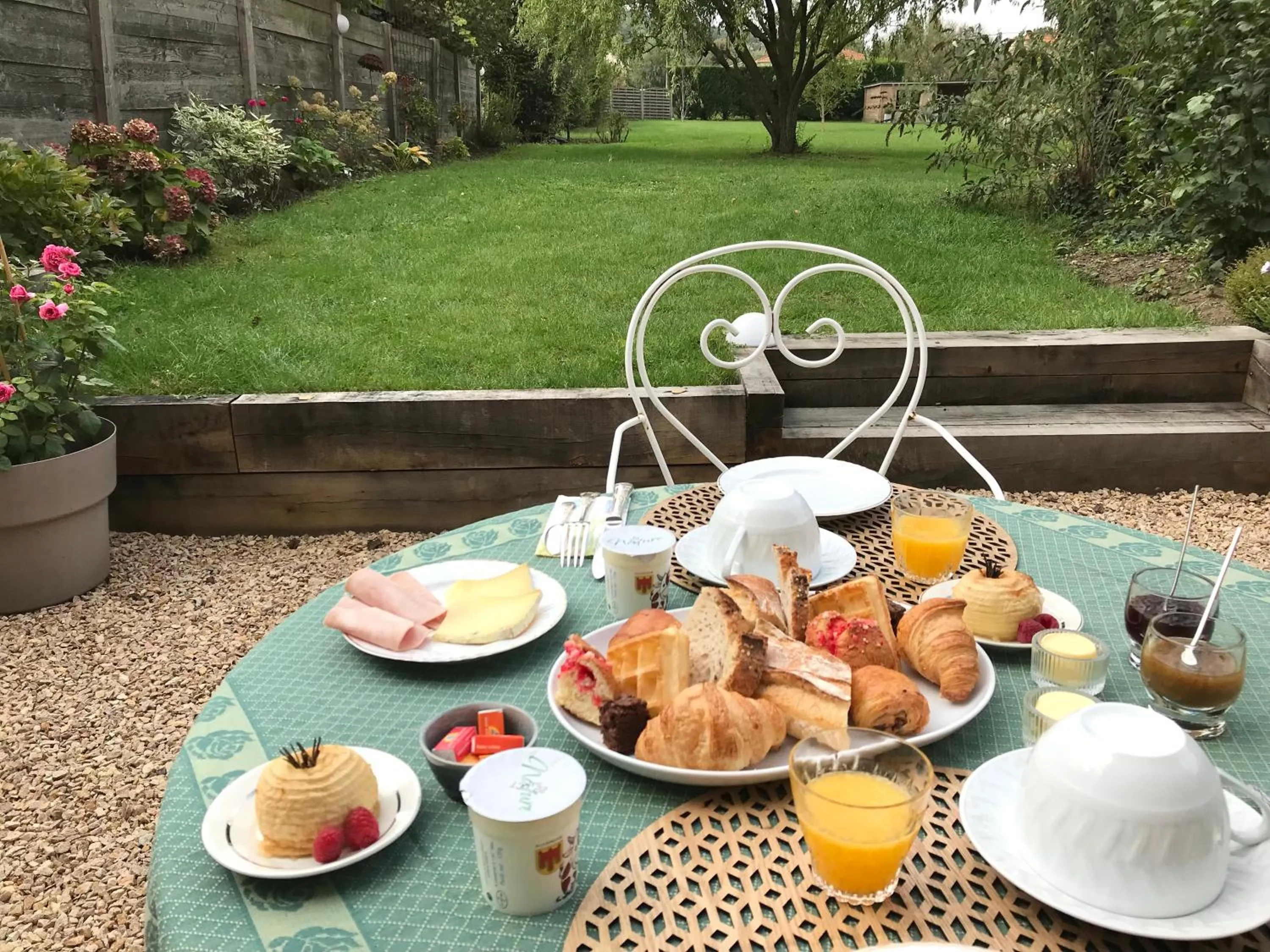 Garden view in Chambres d hôtes La clé des arches