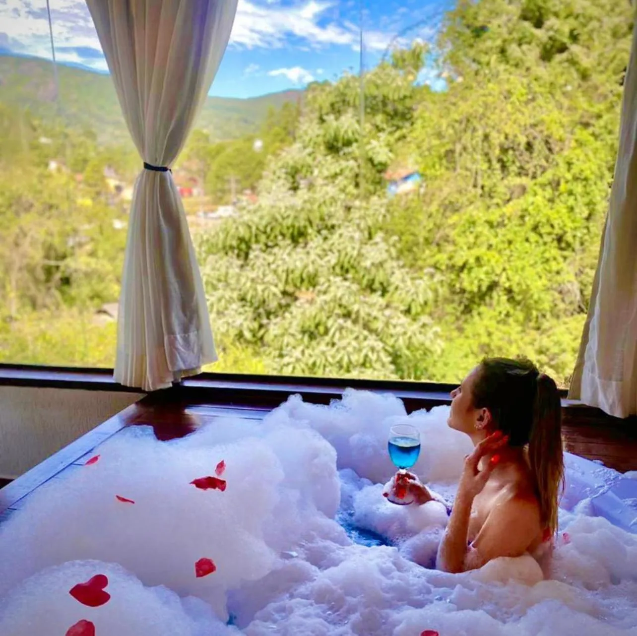 Hot Tub in Pousada Villa Monte Verde