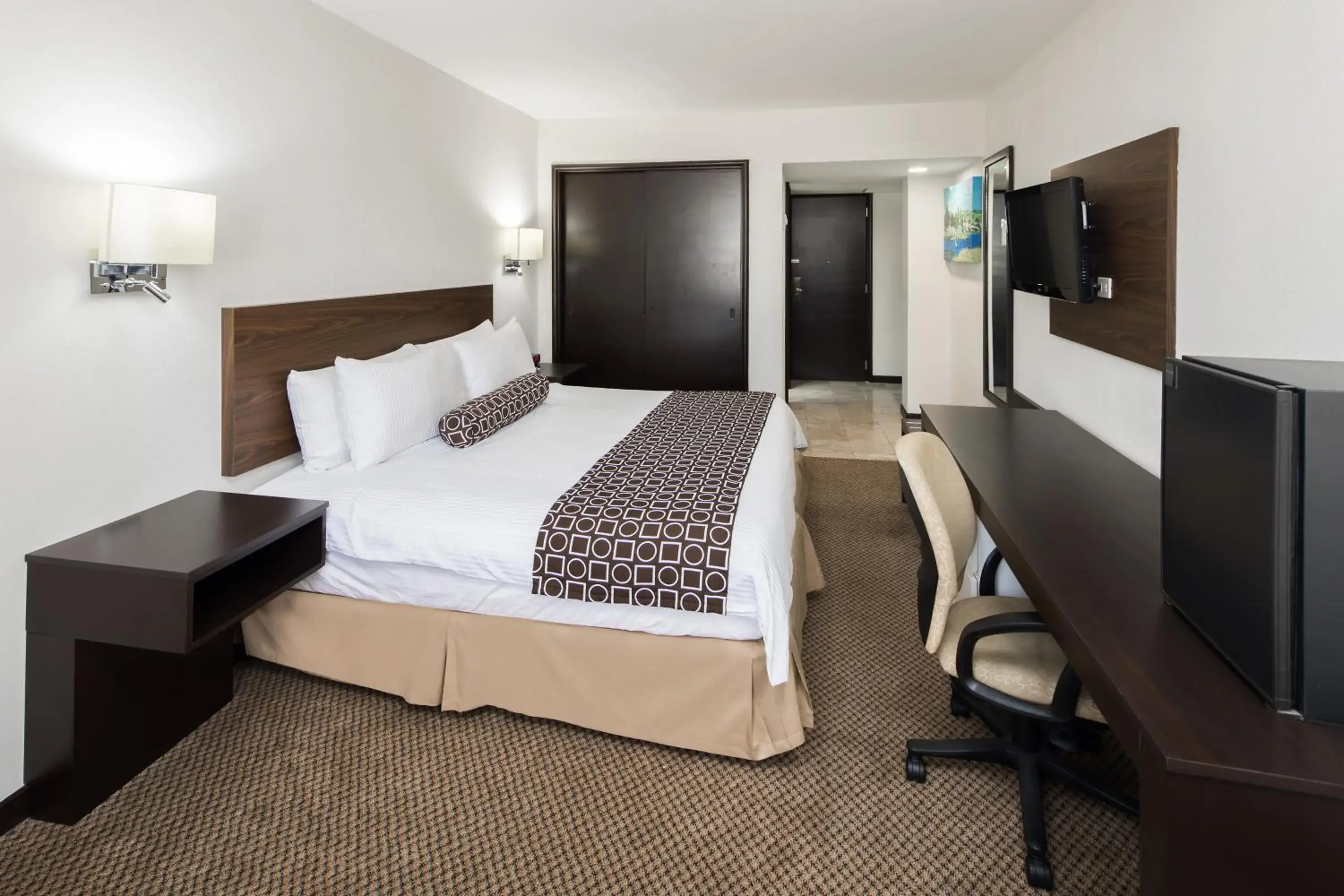 Quiet street view, Bed in Wyndham Executivo Culiacan Quiet street view, Bed in Wyndham Executivo Culiacan