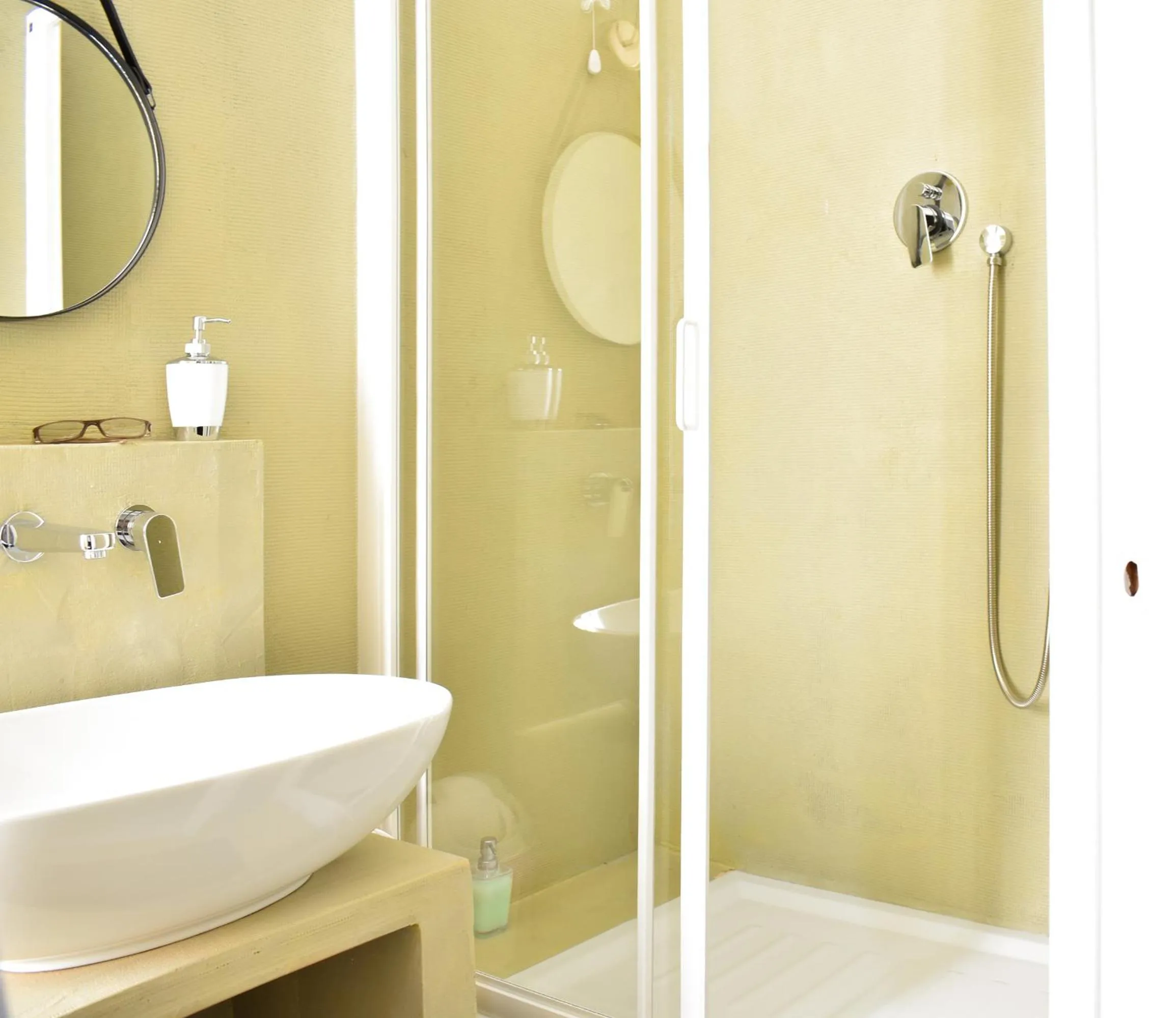 Shower in Bibi e Romeo's Home