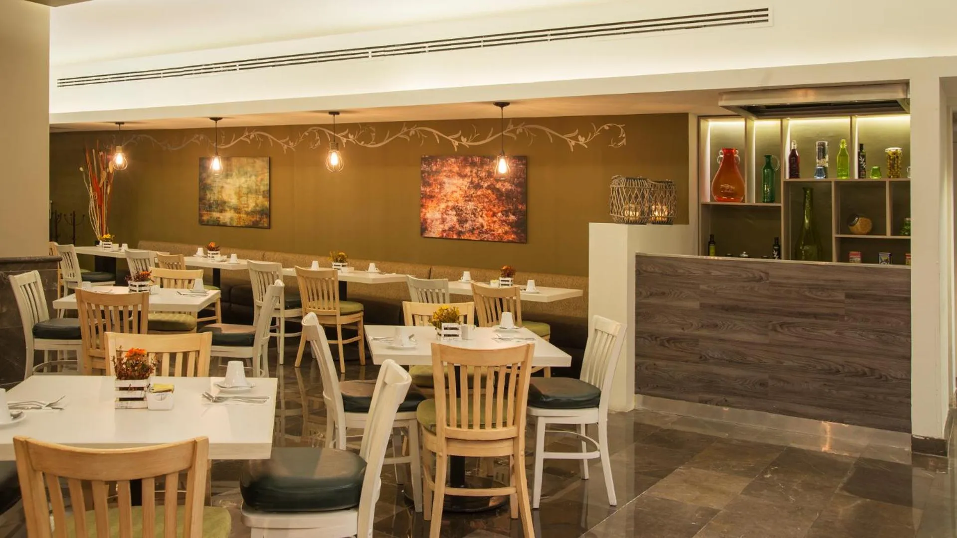 Restaurant/places to eat in Stanza Hotel