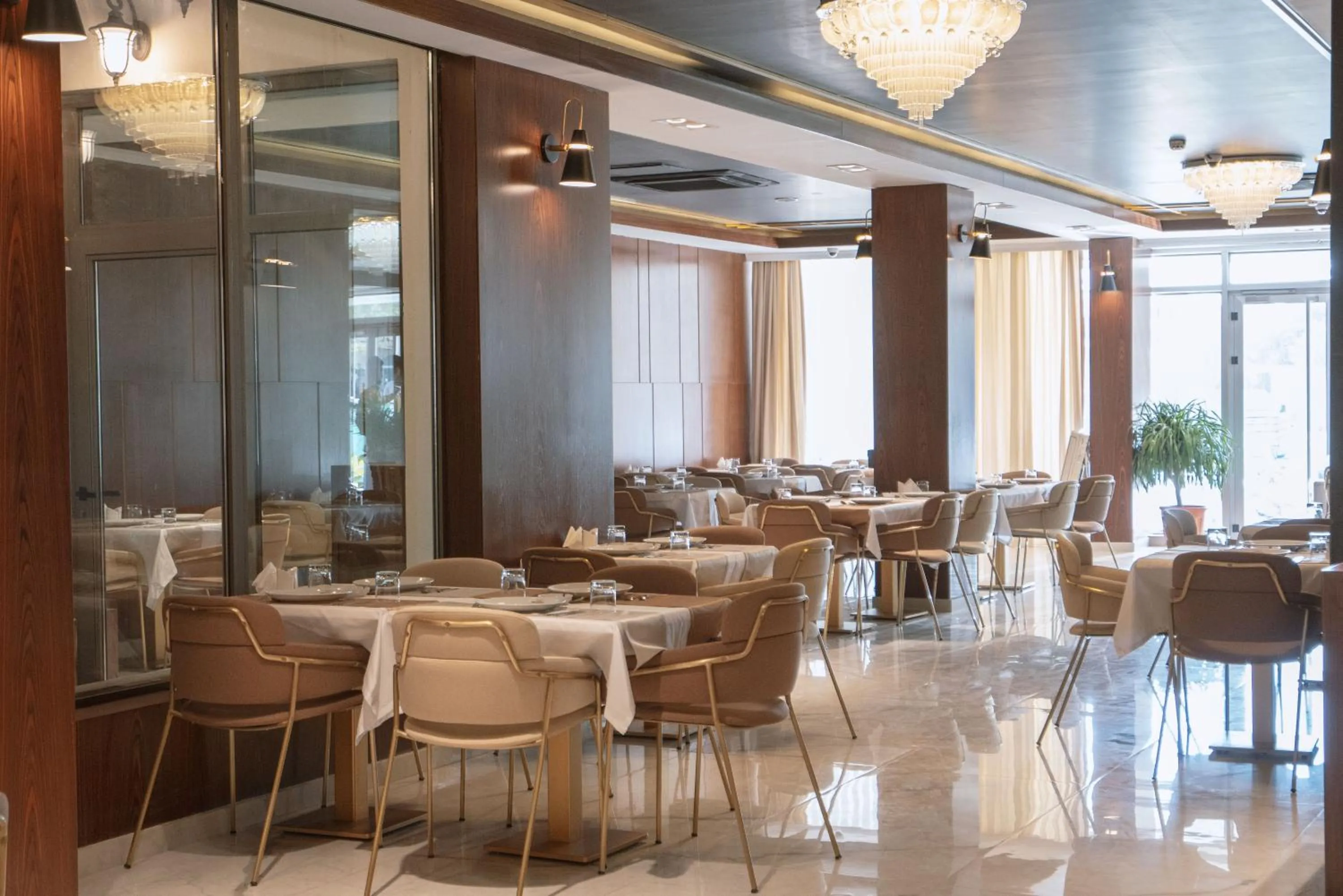 Restaurant/places to eat in Noor Land Hotel