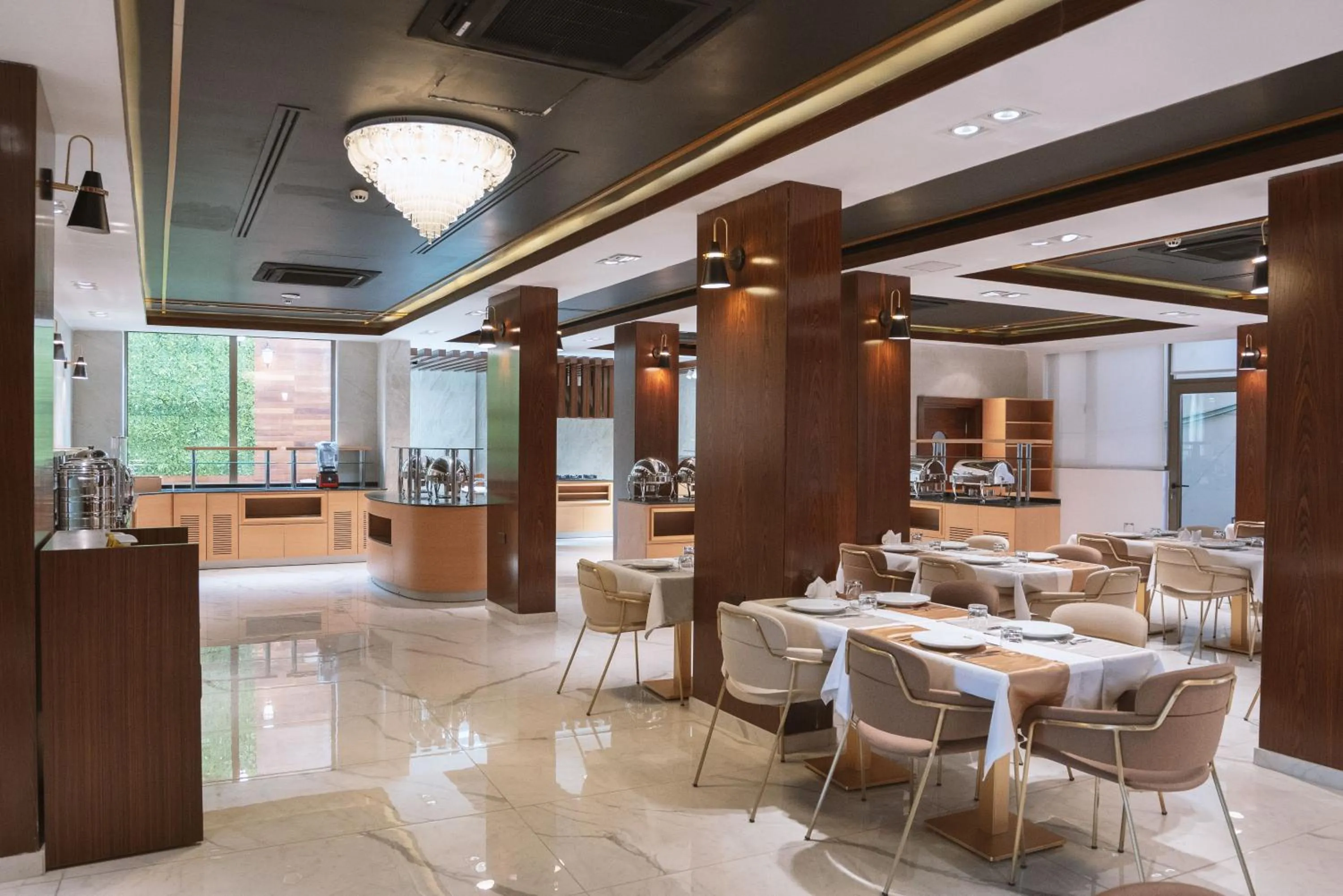 Restaurant/places to eat in Noor Land Hotel