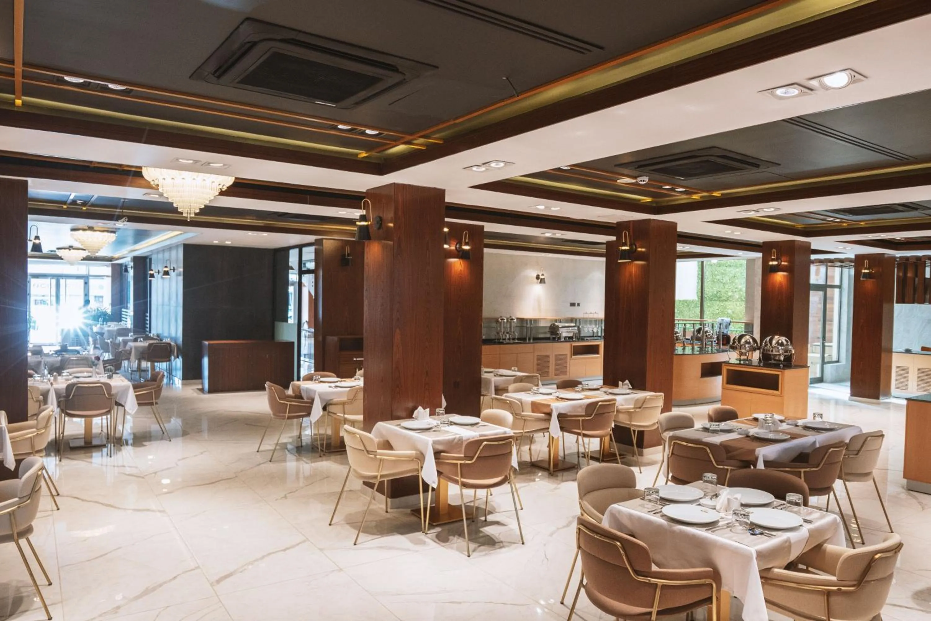 Restaurant/places to eat in Noor Land Hotel