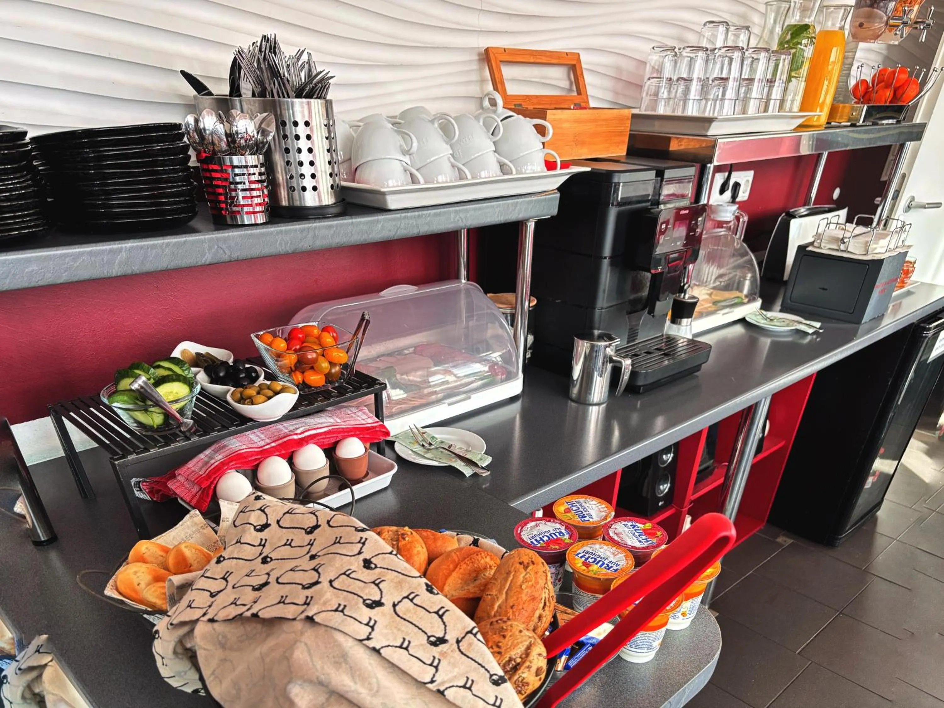 Restaurant/places to eat in Hotel 108