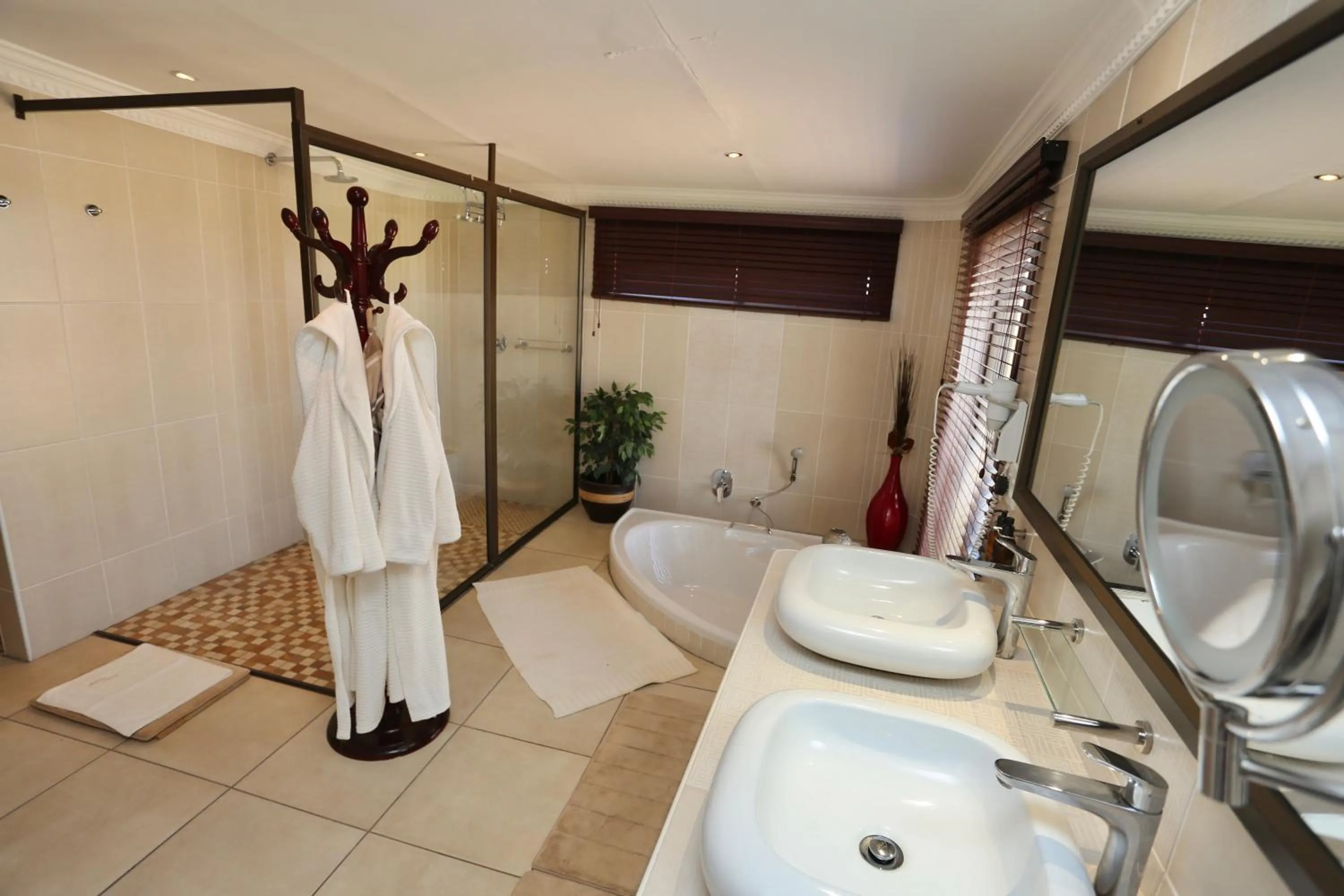 Shower in Lapa Lange Game Lodge