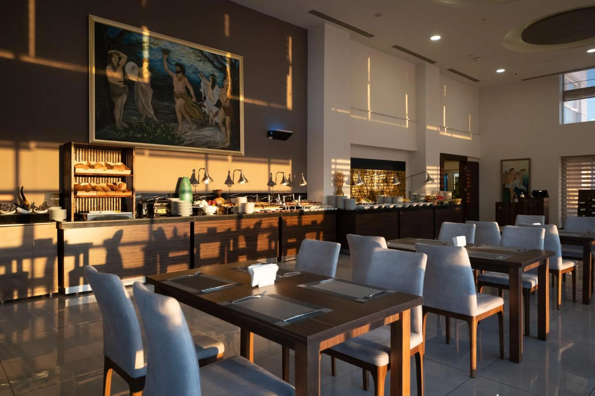 Restaurant/places to eat in Parion Hotel