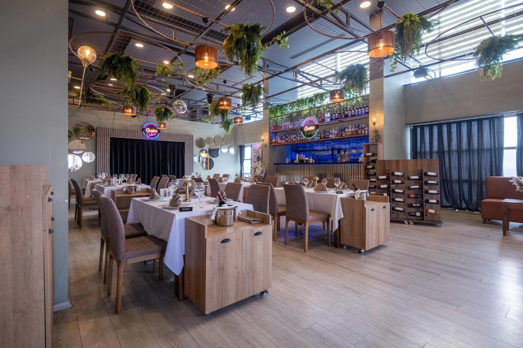 Restaurant/places to eat in Parion Hotel