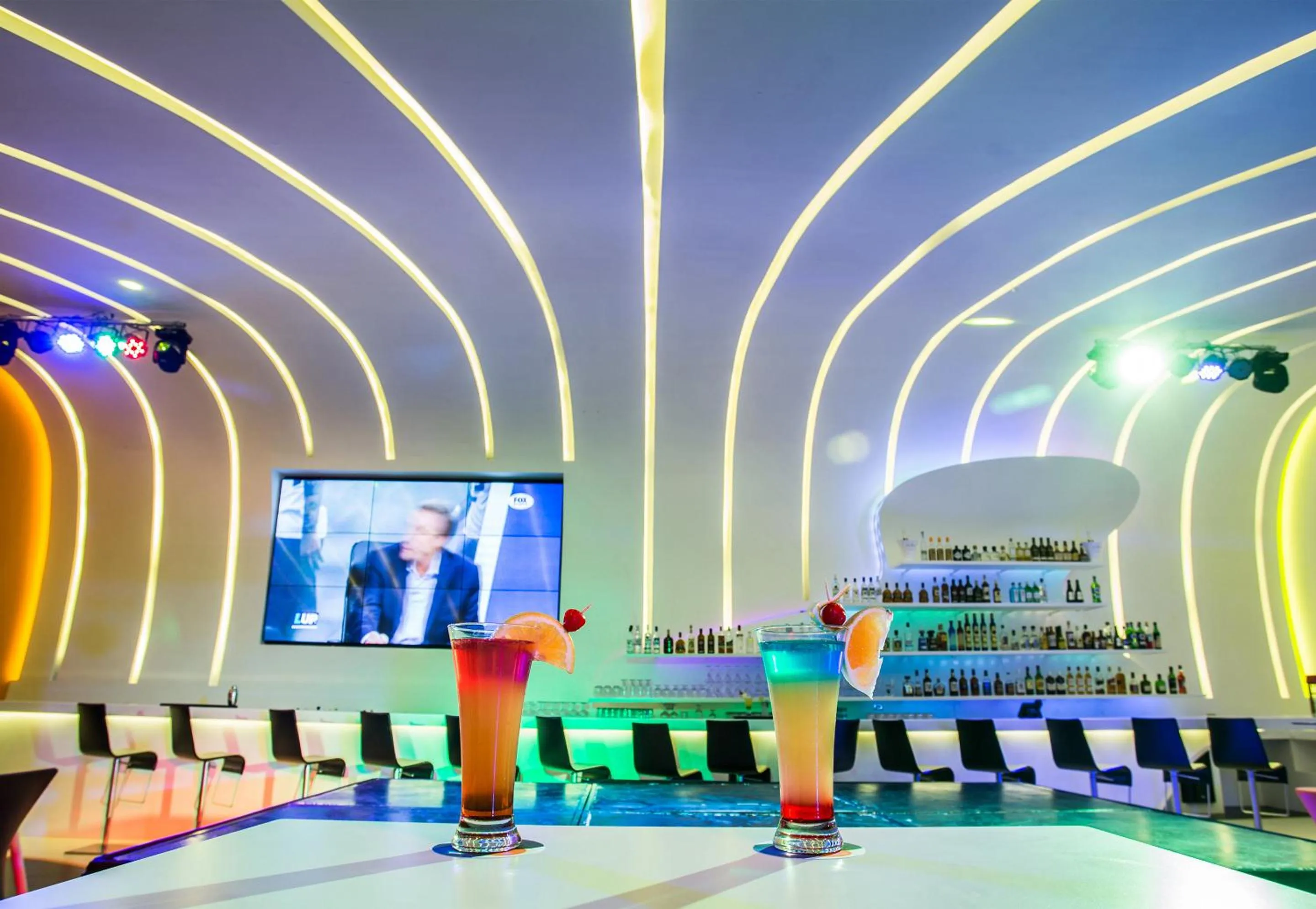 Communal lounge/ TV room in Temptation Cancun Resort - All Inclusive - Adults Only