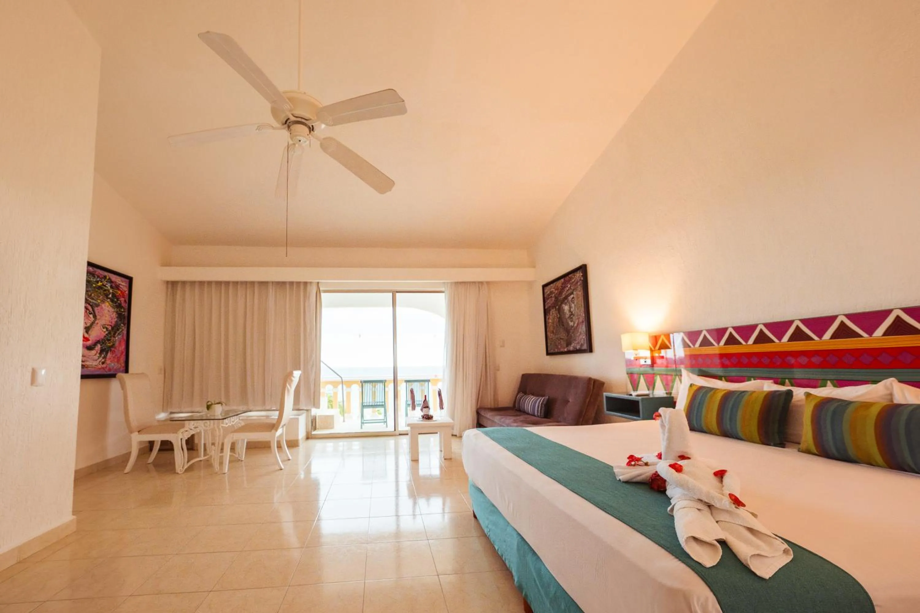Bed in All Ritmo Cancun Resort & Water Park