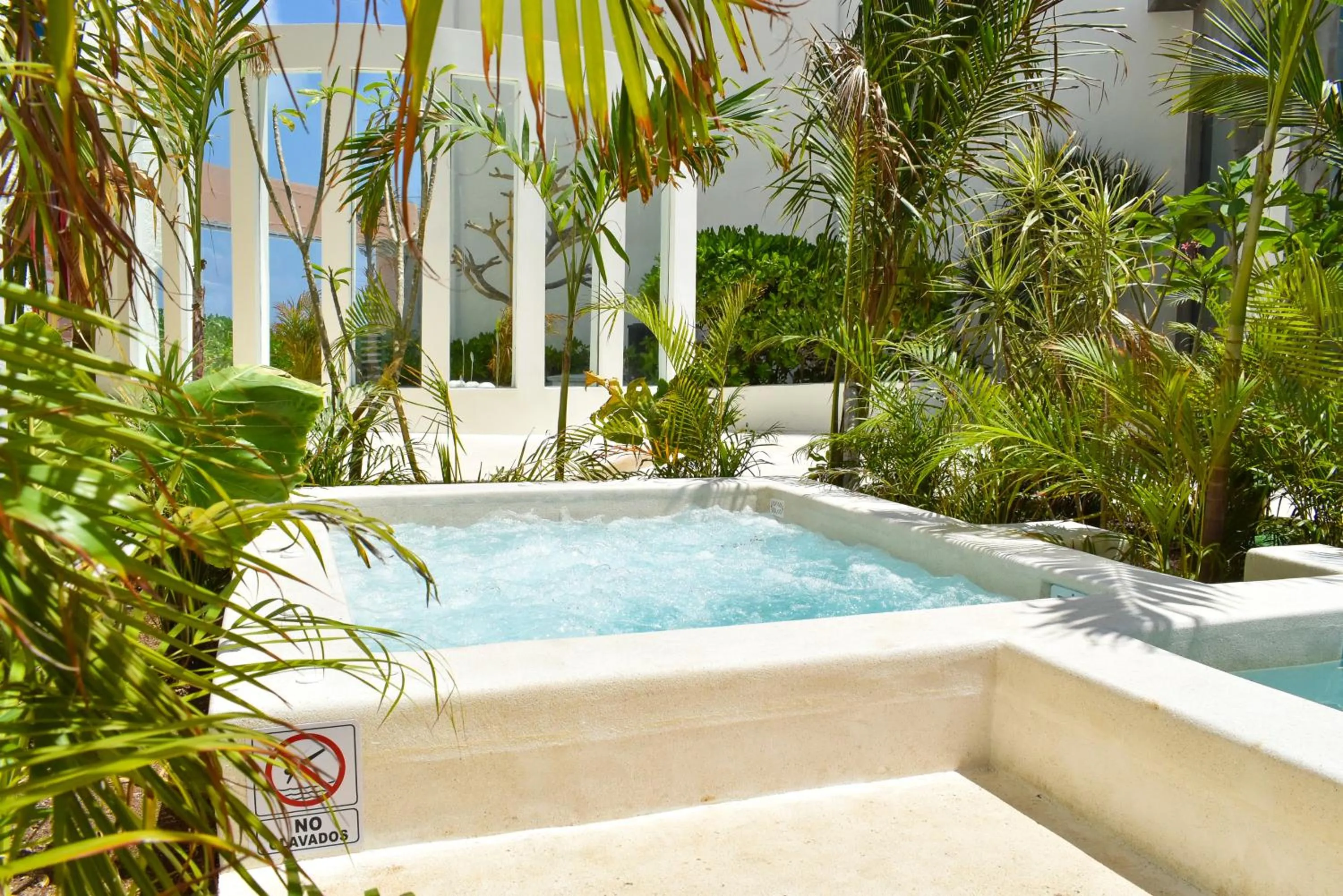 Hot Tub in Hotel NYX Cancun