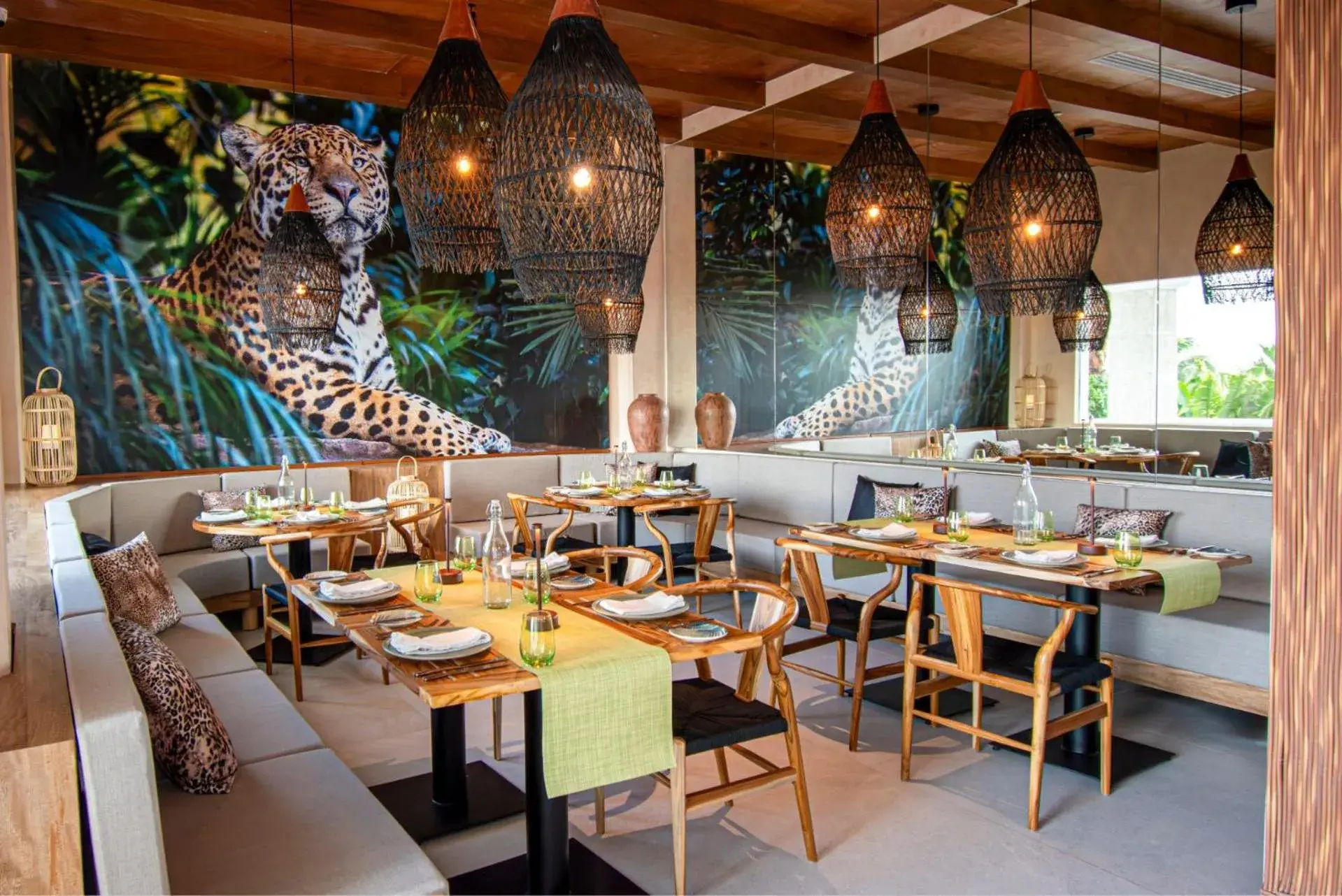 Restaurant/places to eat in Hotel NYX Cancun Restaurant/places to eat in Hotel NYX Cancun