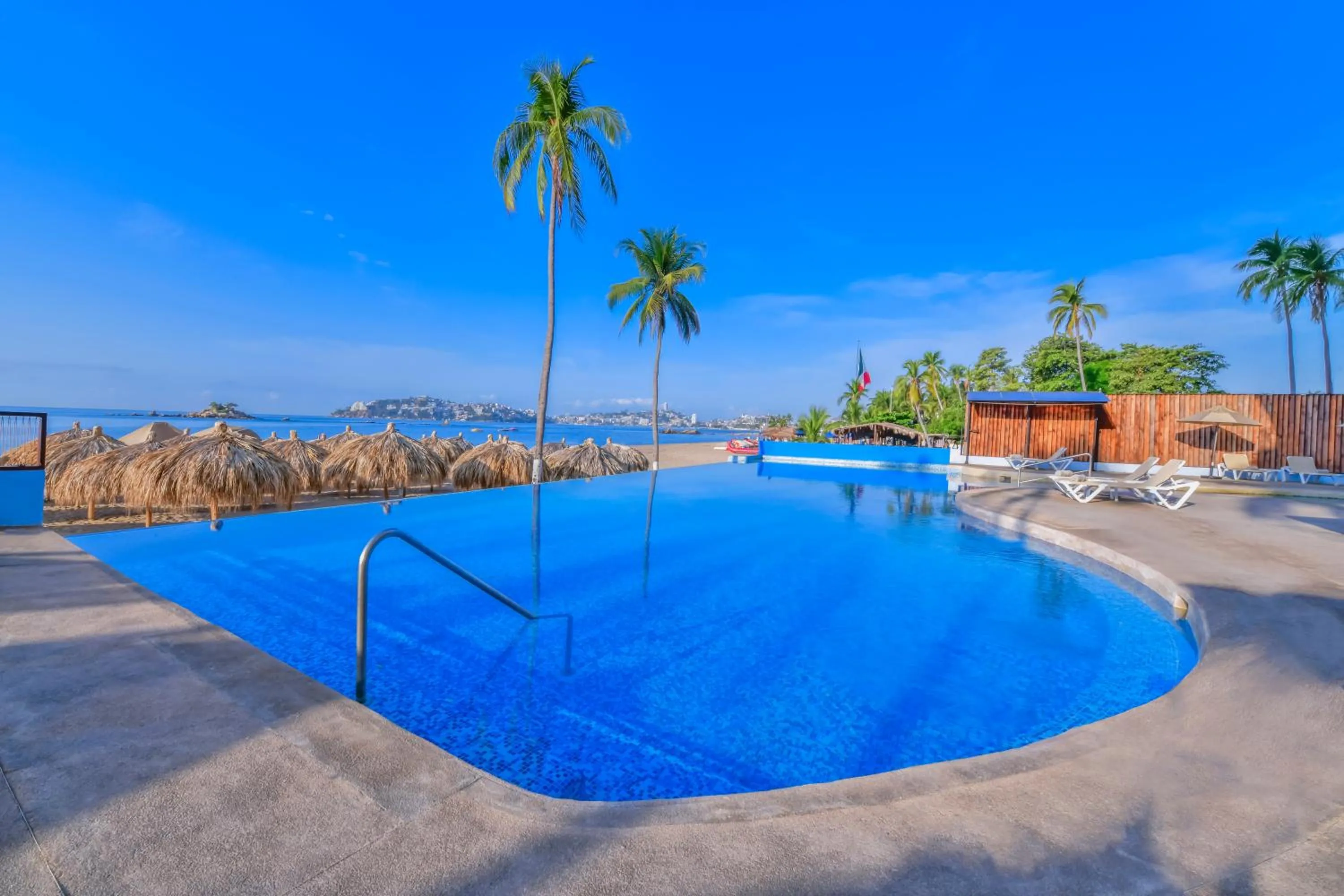 Swimming pool in Krystal Beach Acapulco