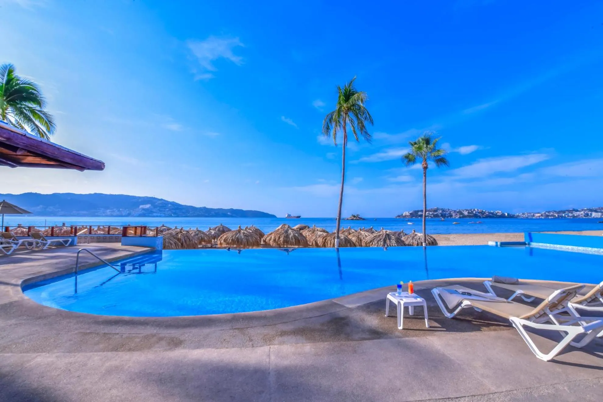 Swimming pool in Krystal Beach Acapulco