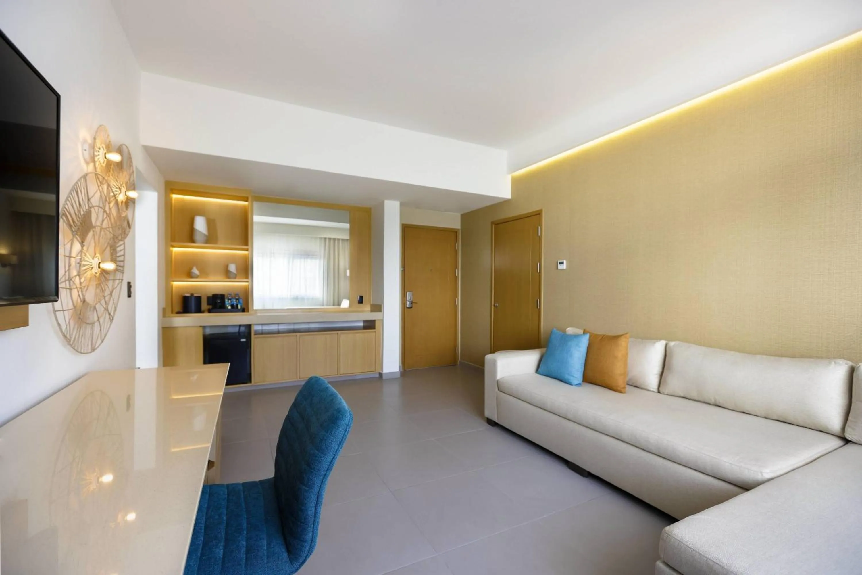 Living room in Courtyard by Marriott Cancun Airport