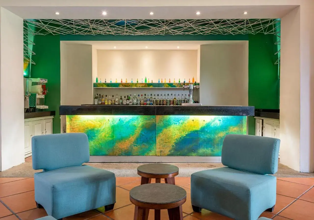 Lounge or bar in Park Royal Beach Ixtapa - All Inclusive Lounge or bar in Park Royal Beach Ixtapa - All Inclusive