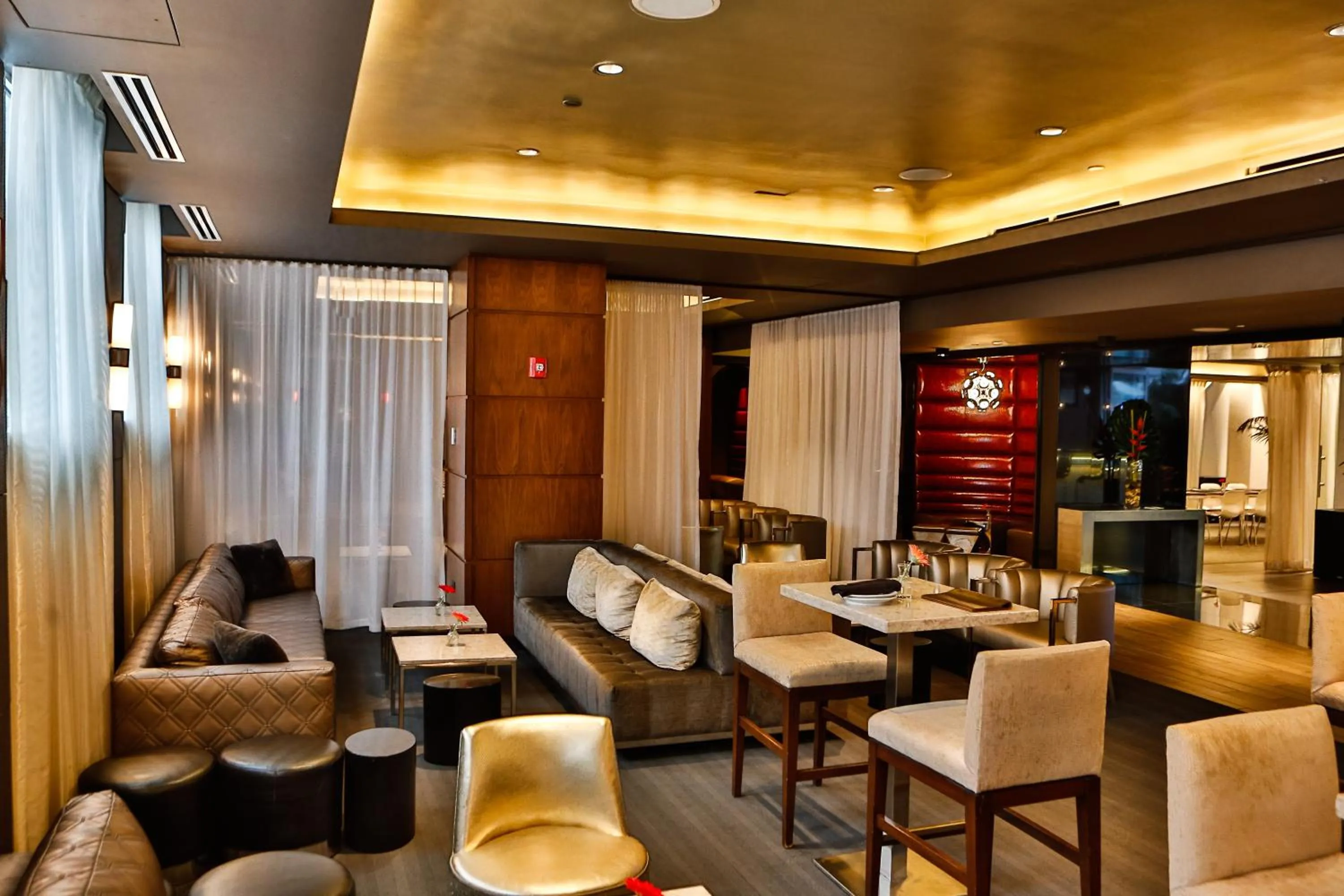 Lounge or bar in Godfrey Hotel Chicago