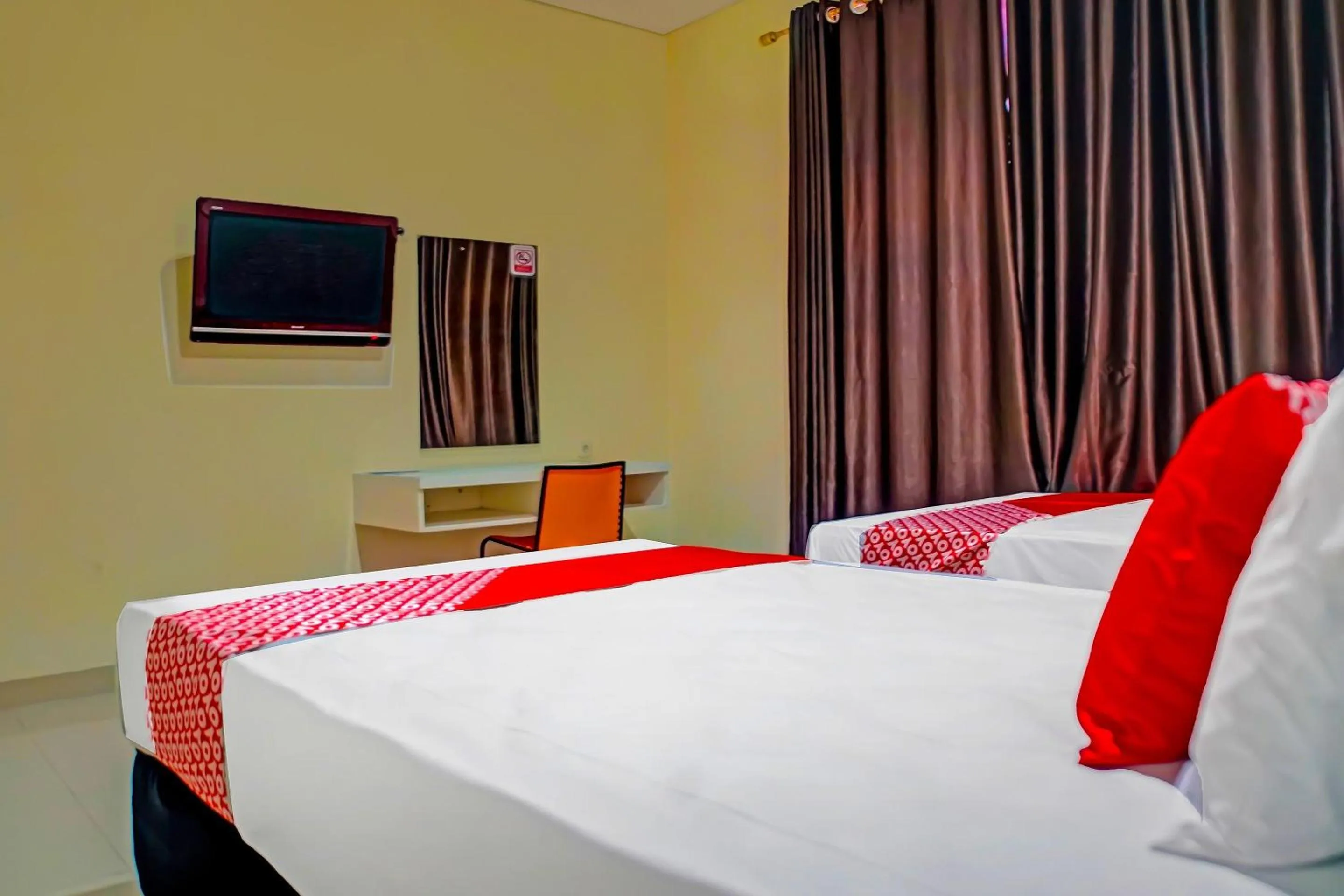 Bedroom, Bed in Hotel O Wisma Amrach