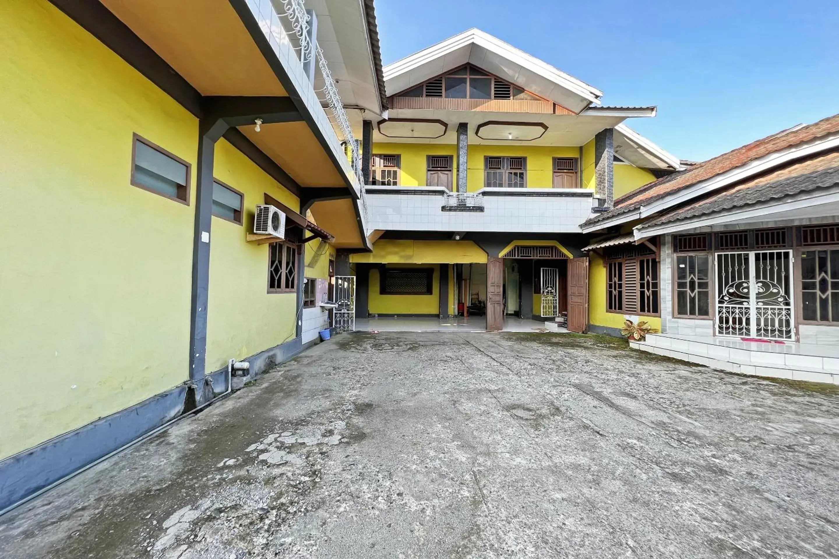 Facade/entrance in Hotel O Wisma Amrach Facade/entrance in Hotel O Wisma Amrach