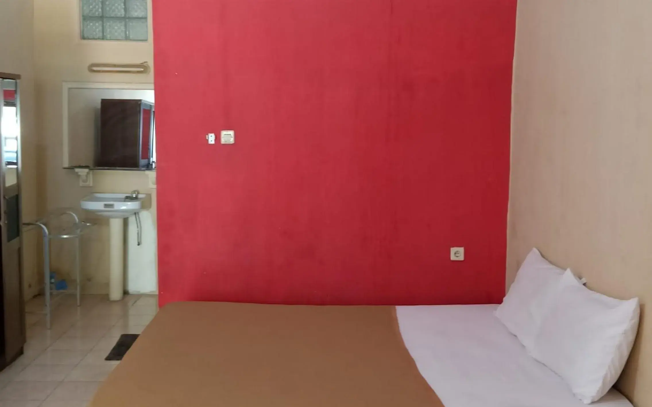 Bedroom, Bed in Hotel Nirwana Situbondo RedPartner Bedroom, Bed in Hotel Nirwana Situbondo RedPartner