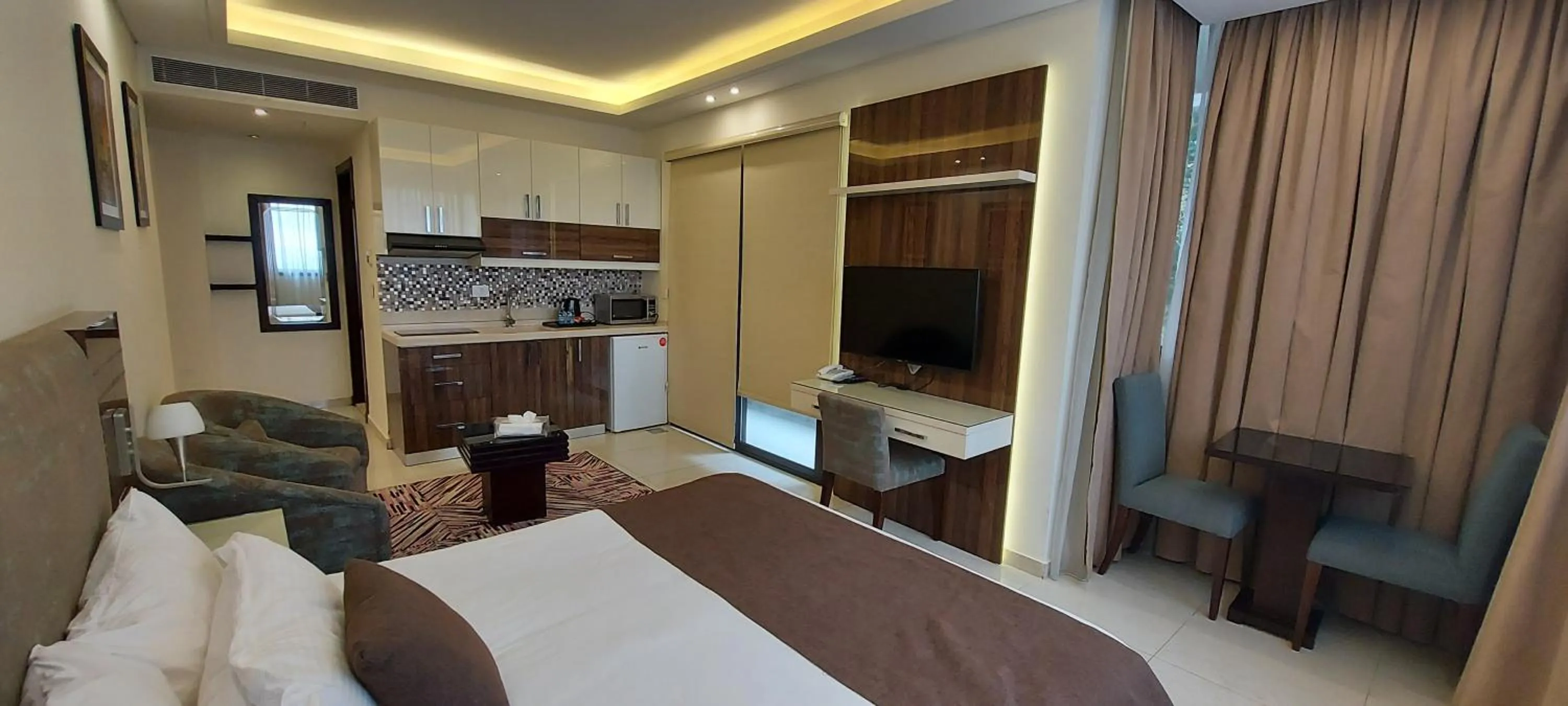 Photo of the whole room, Bed in Palm Ville Suites