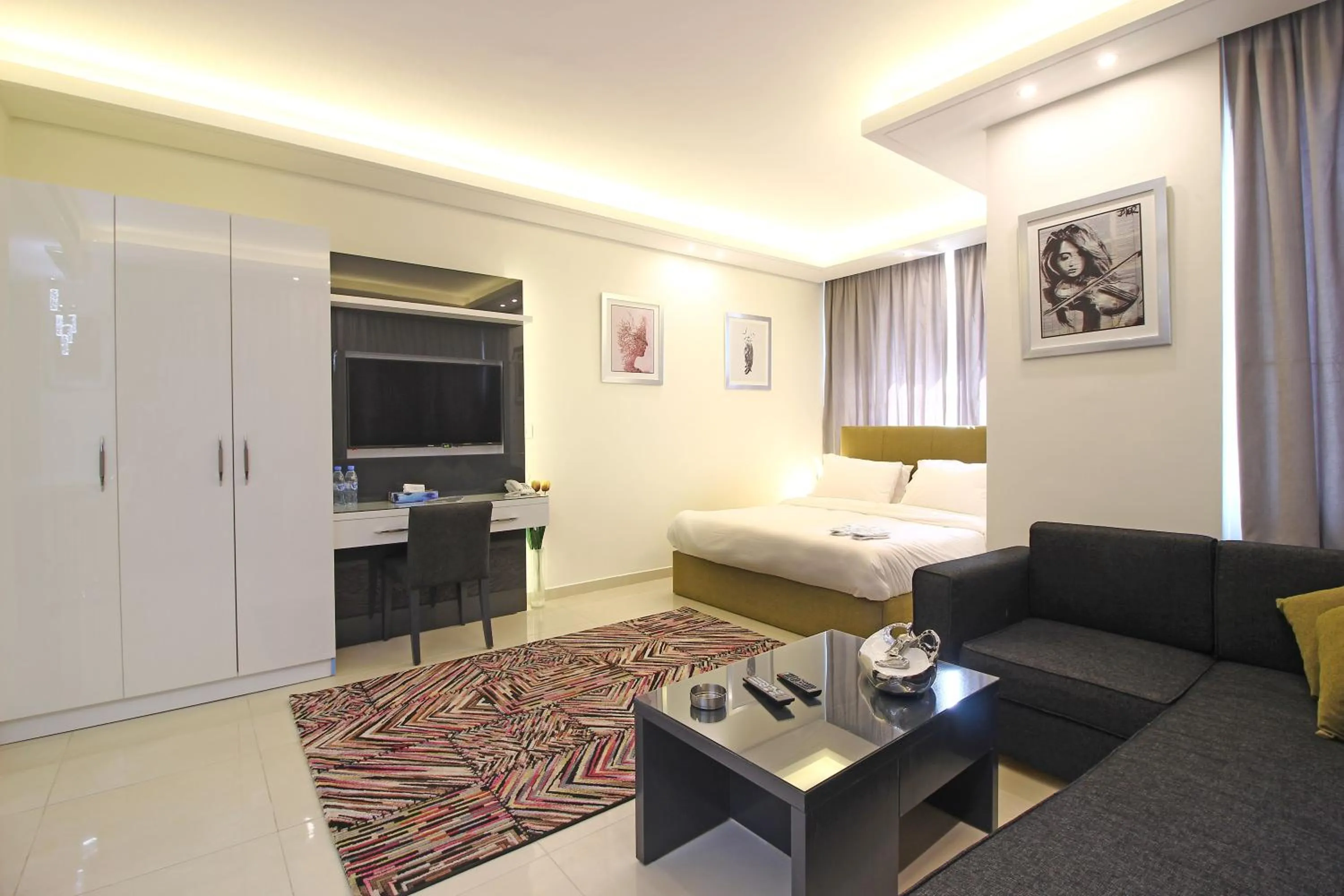 Photo of the whole room, Bed in Palm Ville Suites