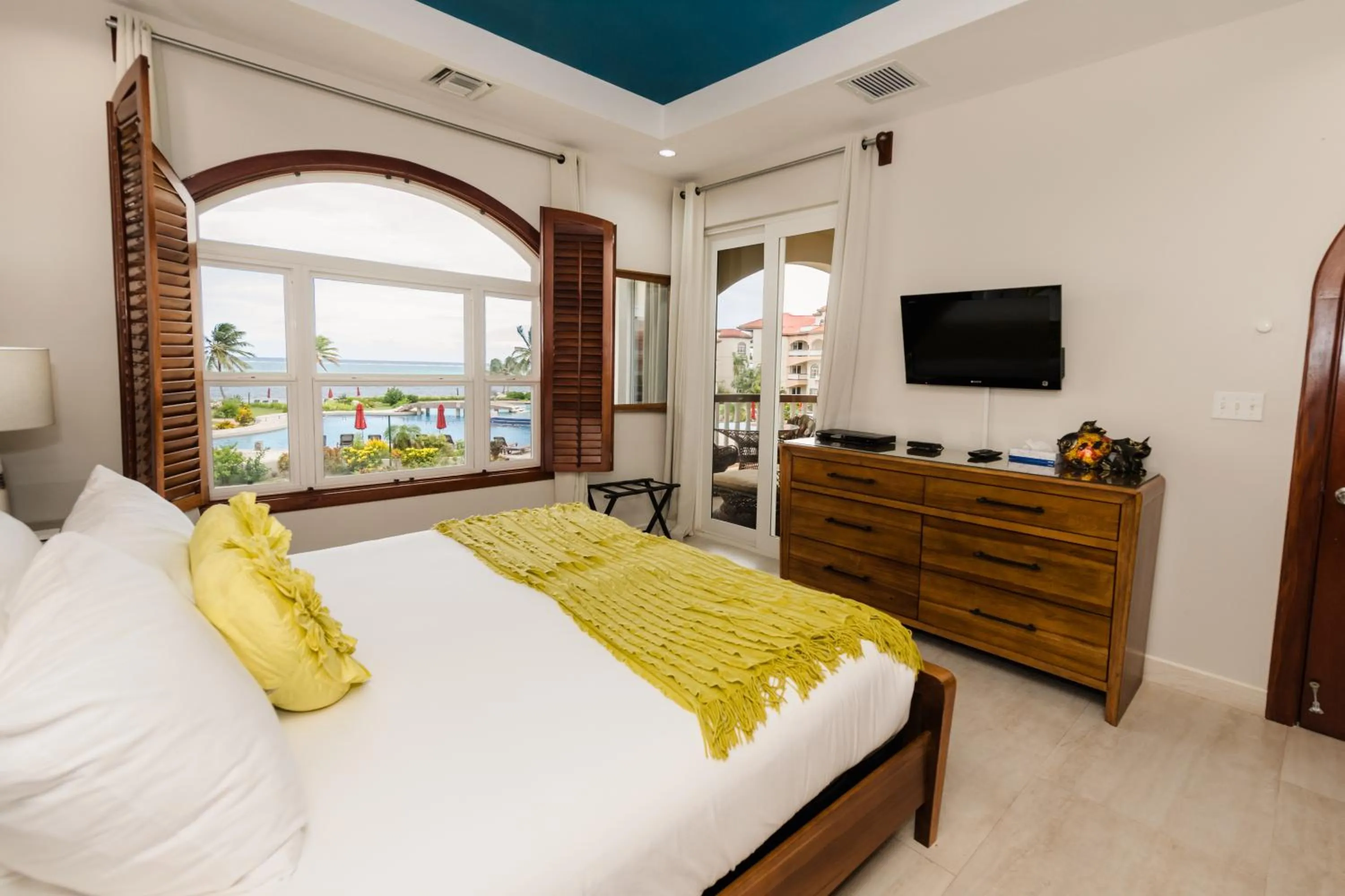 Bedroom, Bed in Grand Caribe Belize