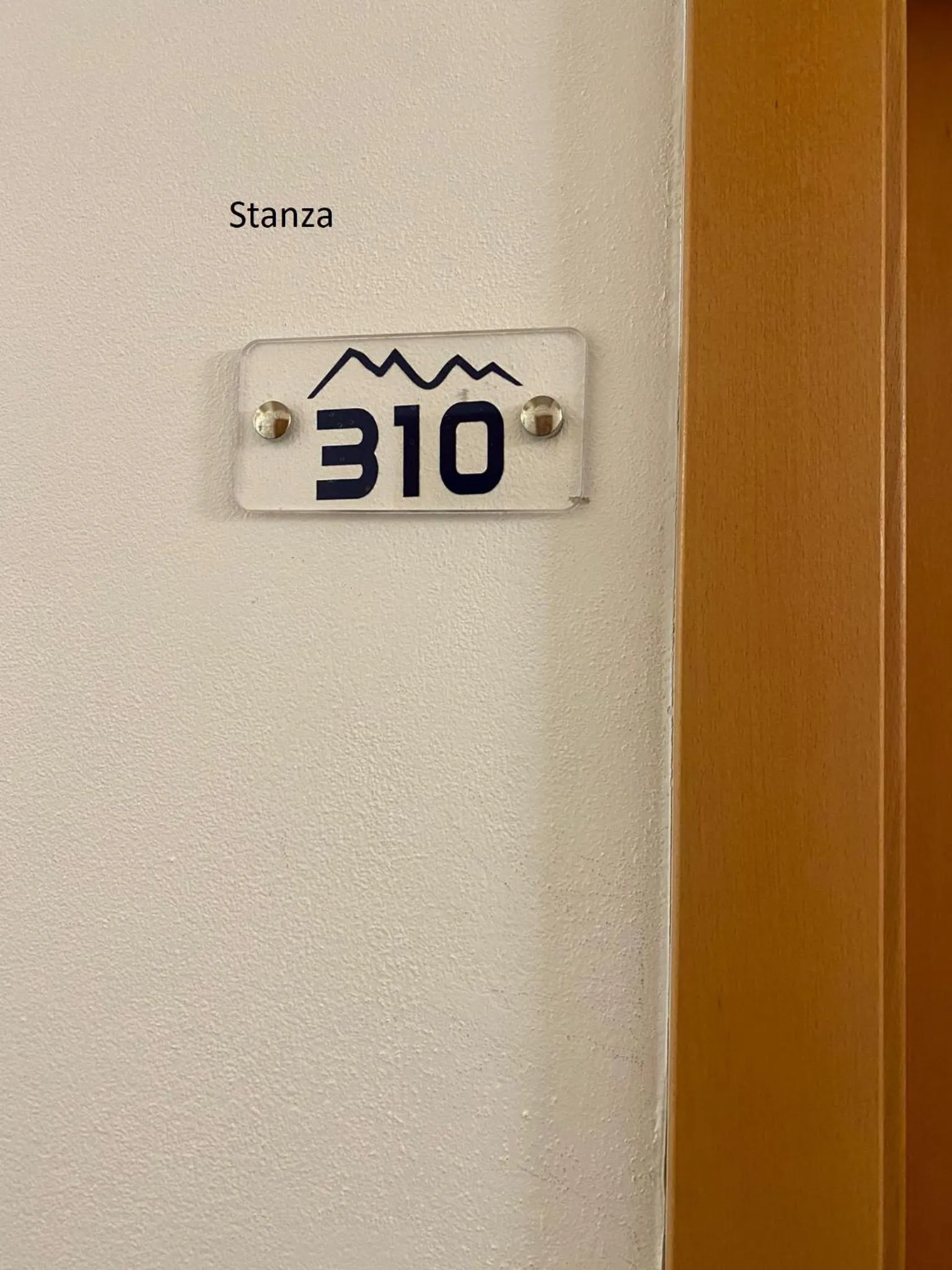 Text overlay in Hotel Pizboè