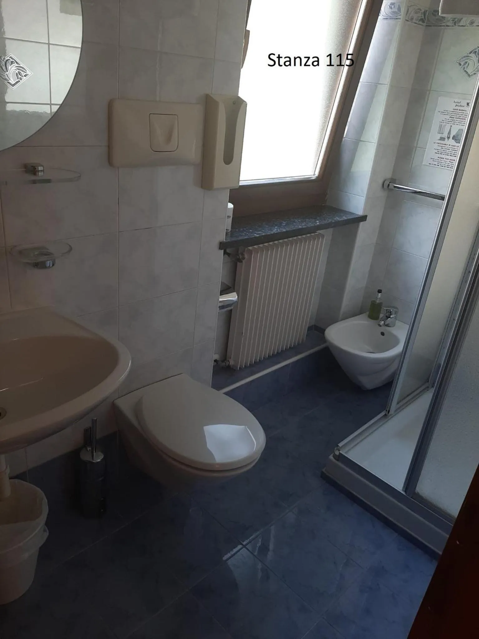 Bathroom in Hotel Pizboè