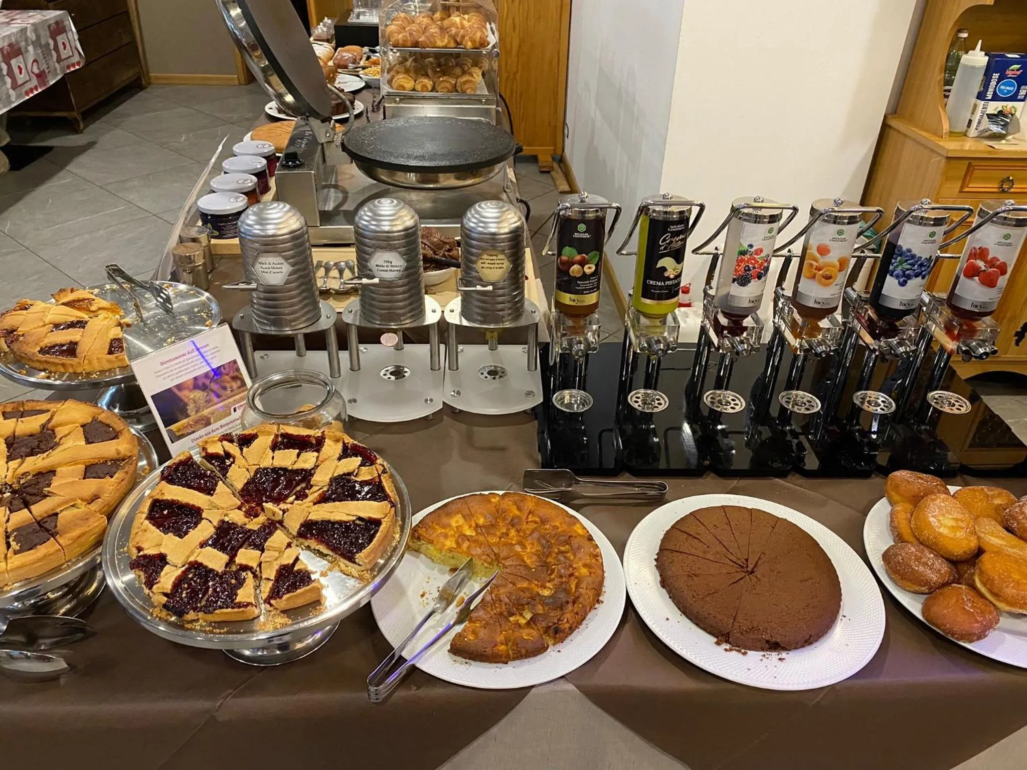 Breakfast in Hotel Pizboè