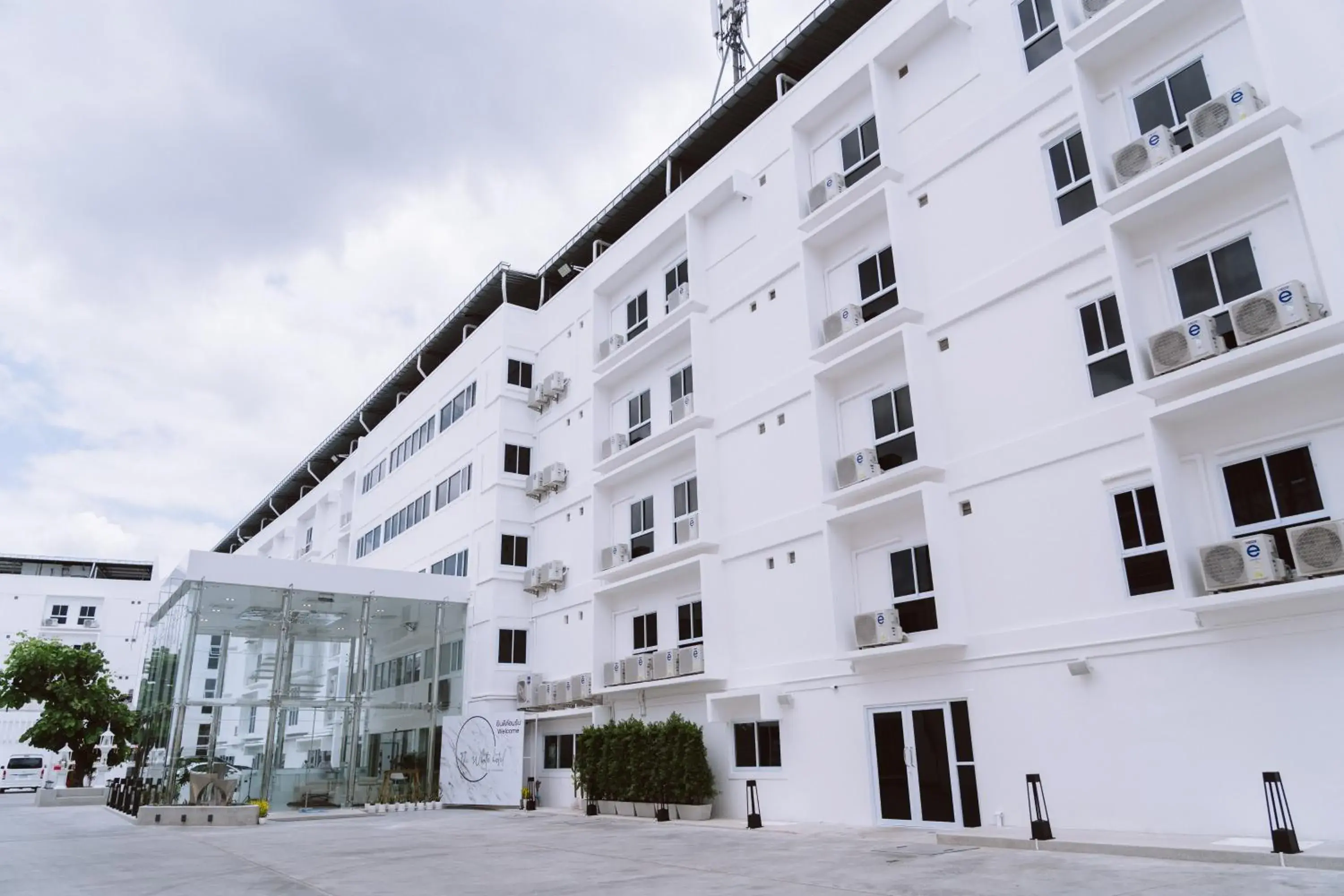 Property building in Thewhitehotel BY Charoensri - SHA Extra Plus Property building in Thewhitehotel BY Charoensri - SHA Extra Plus