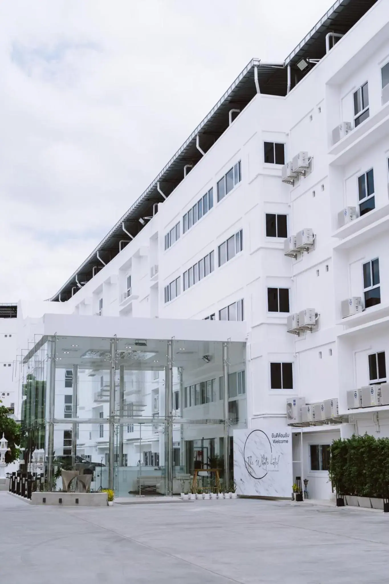 Property building in Thewhitehotel BY Charoensri - SHA Extra Plus Property building in Thewhitehotel BY Charoensri - SHA Extra Plus
