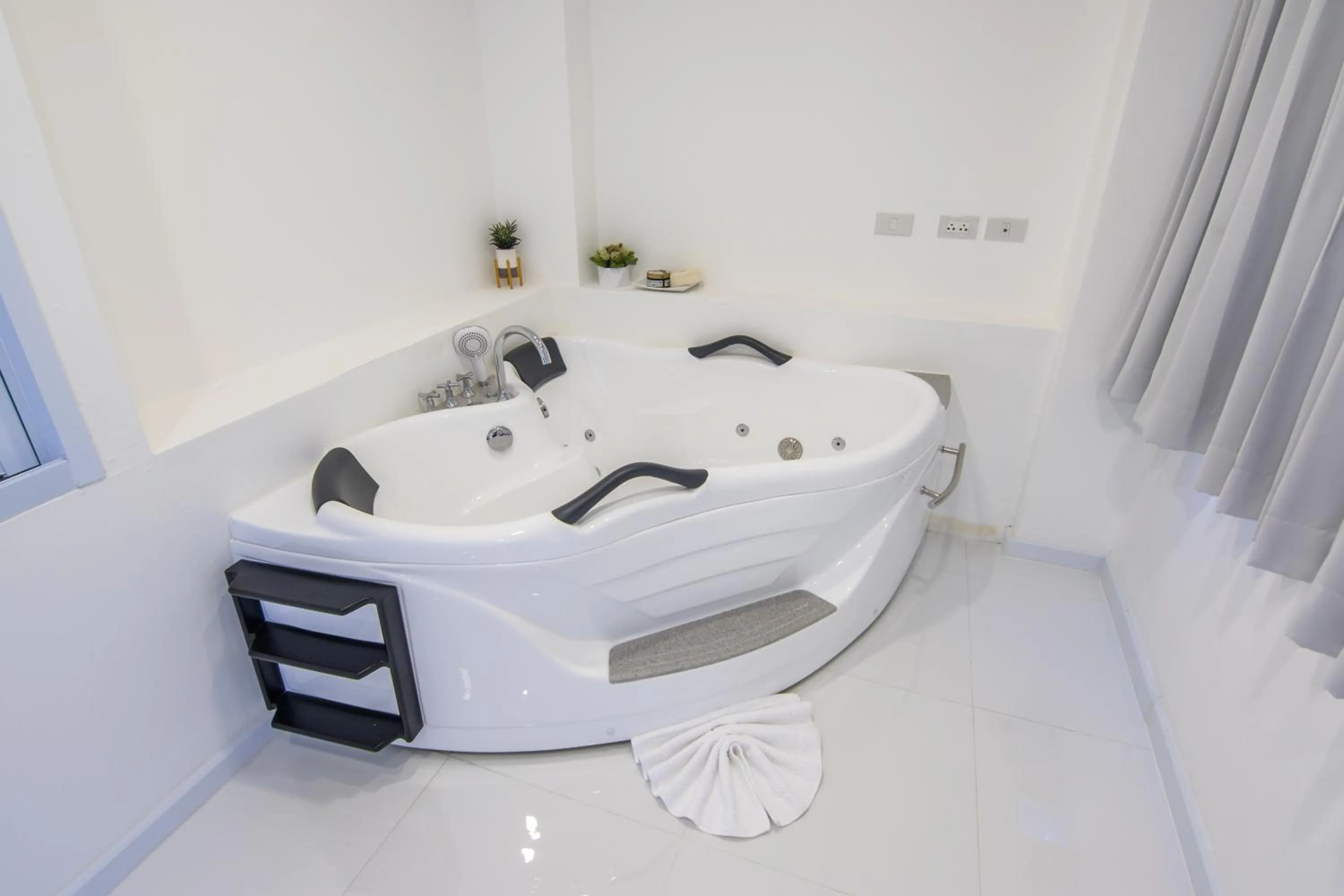 Thewhitehotel BY Charoensri - SHA Extra Plus