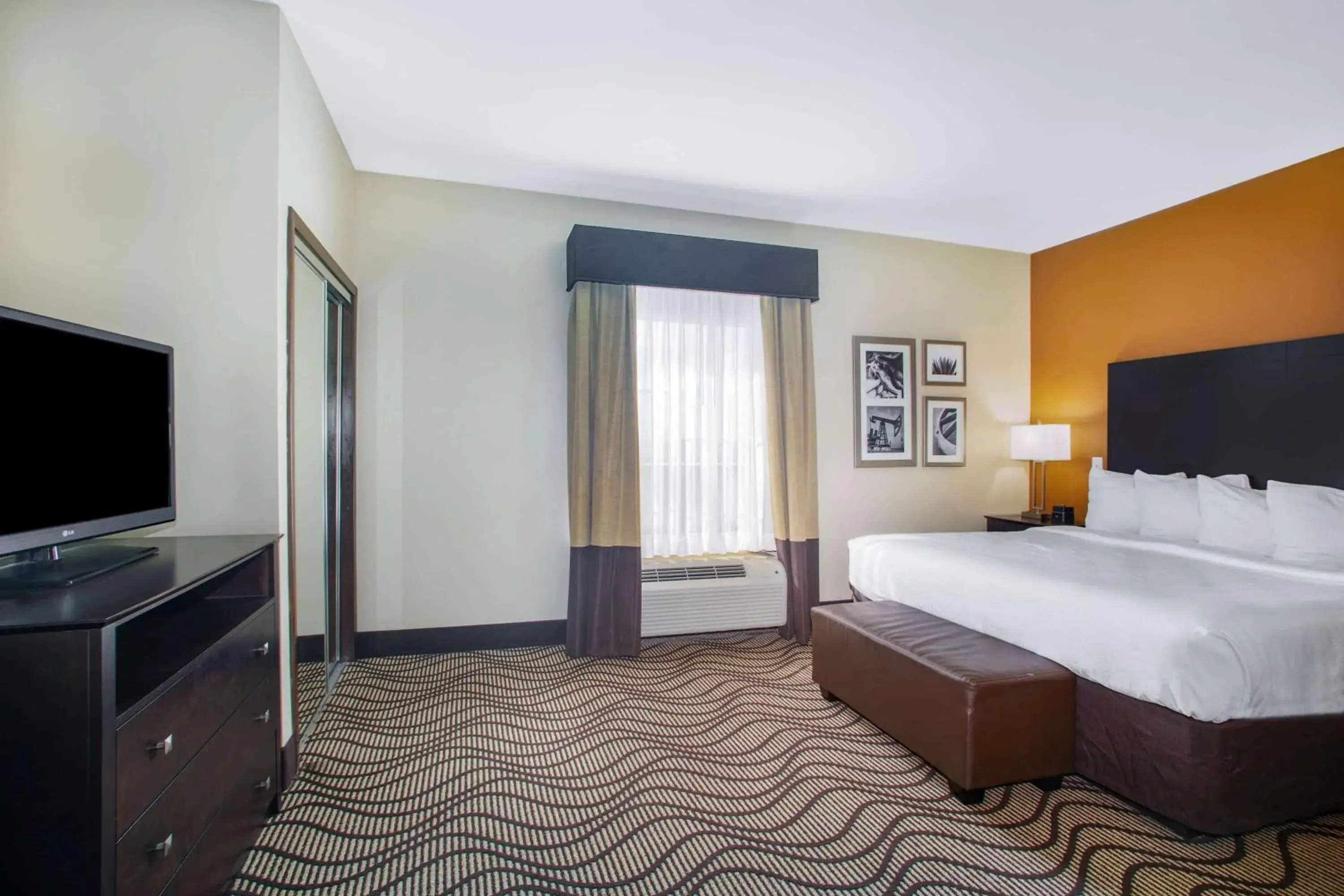 1 King Bed, Mobility Accessible Studio Suite, Non-Smoking in La Quinta by Wyndham Beeville 1 King Bed, Mobility Accessible Studio Suite, Non-Smoking in La Quinta by Wyndham Beeville