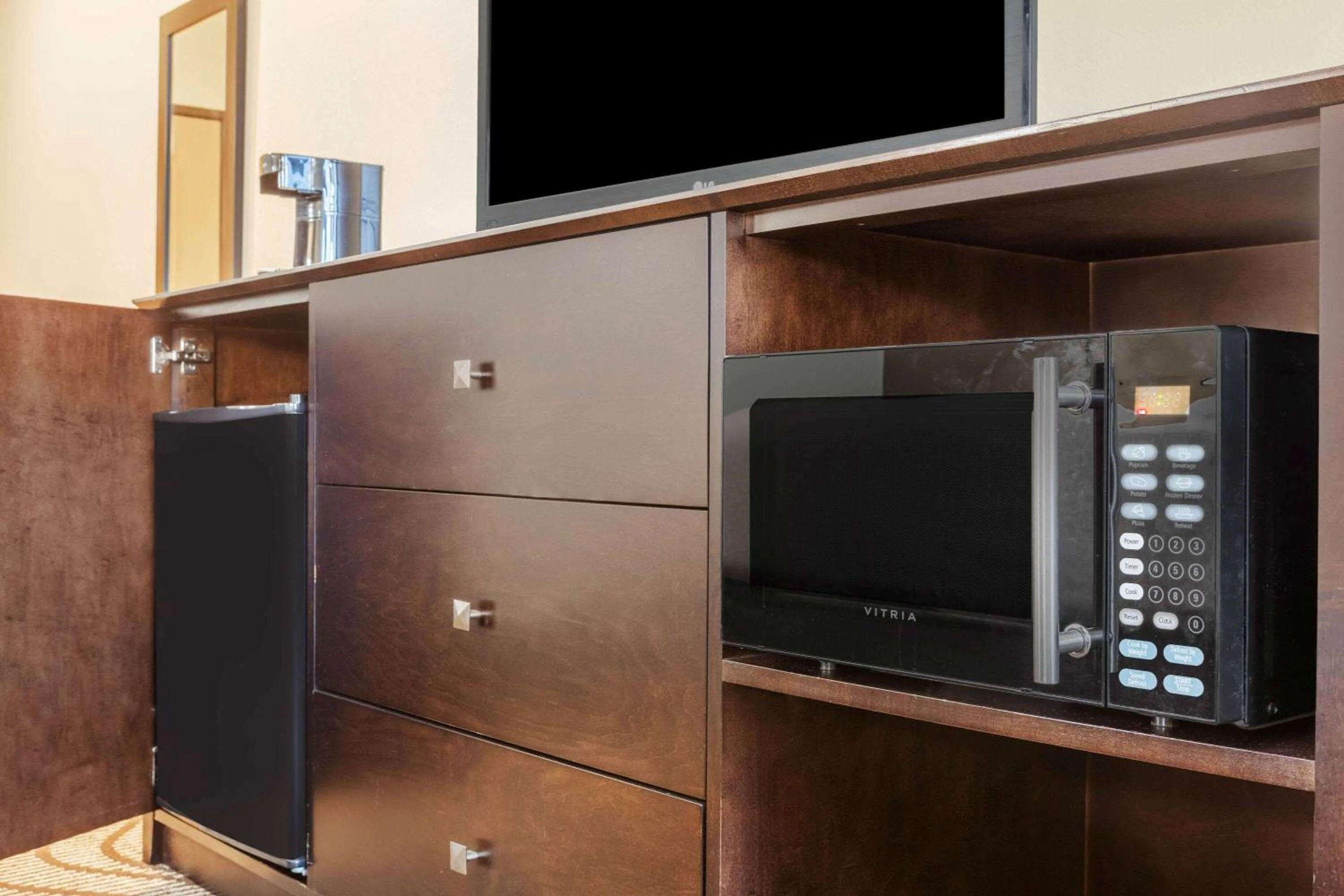 Photo of the whole room in La Quinta by Wyndham Beeville