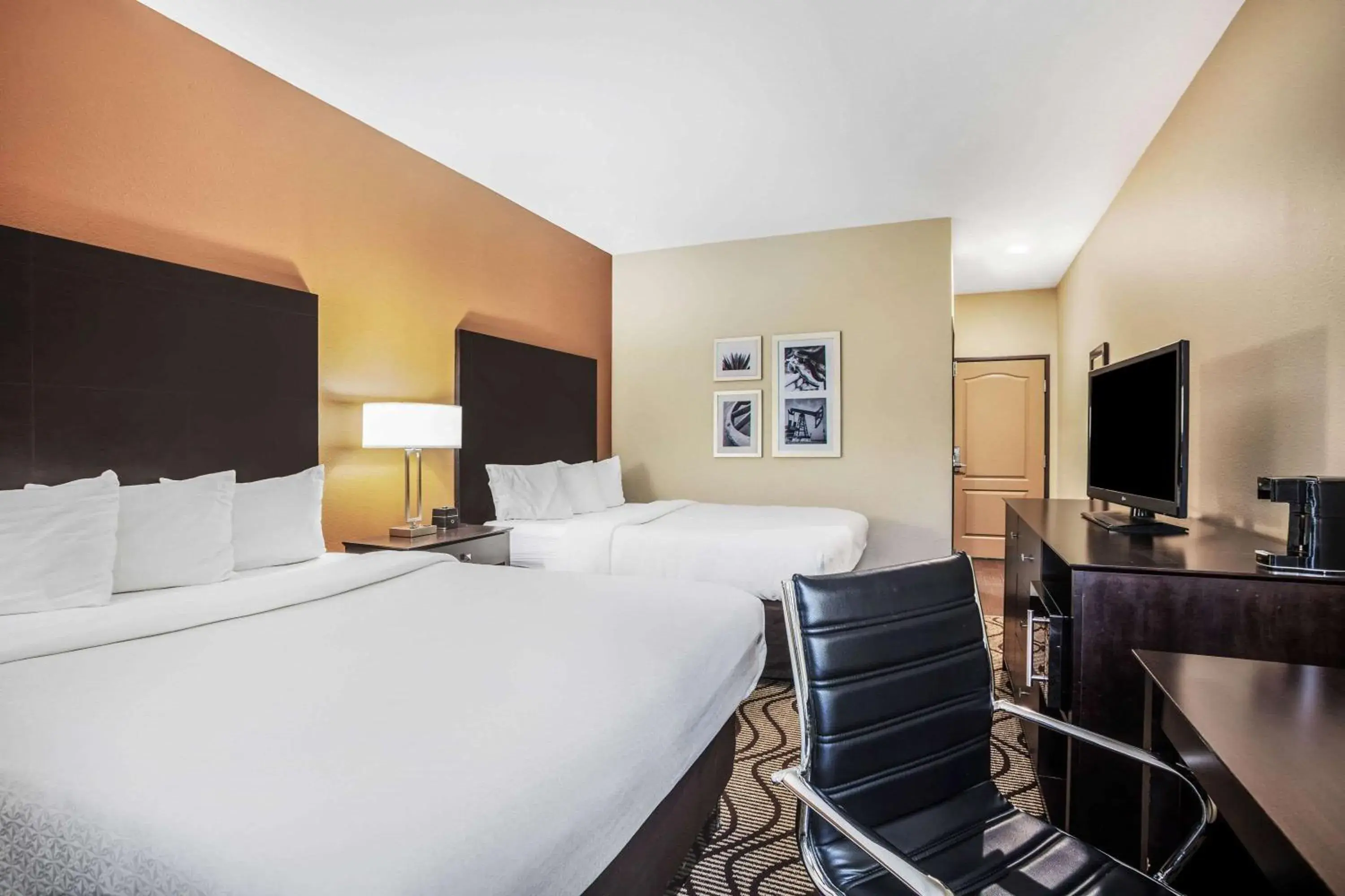 Photo of the whole room, Bed in La Quinta by Wyndham Beeville Photo of the whole room, Bed in La Quinta by Wyndham Beeville