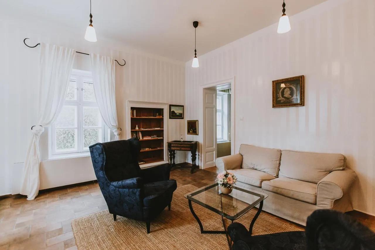 Communal lounge/ TV room in Villa Mimi