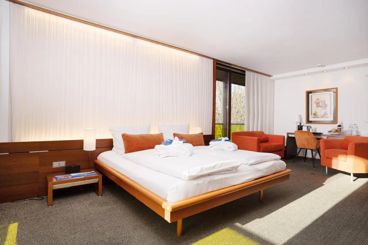 Bedroom, Bed in Marina Hotel am Starnberger See