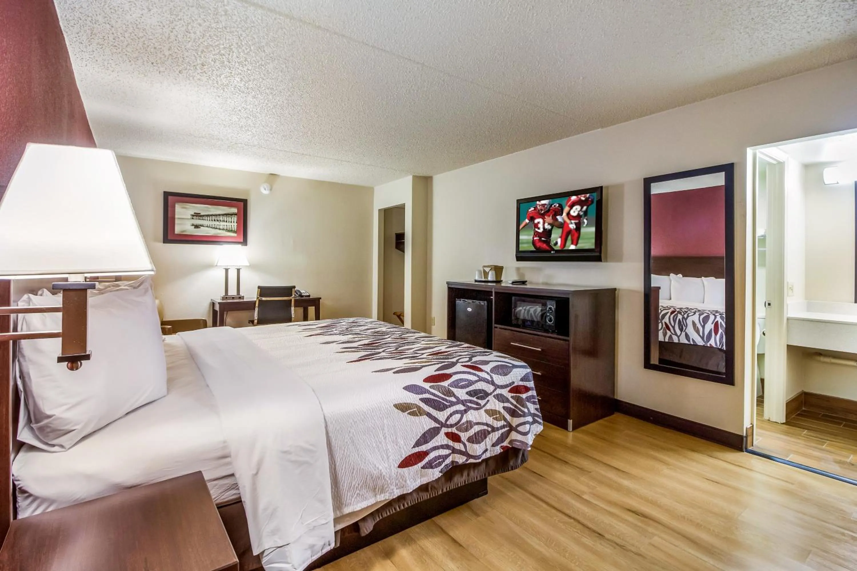 Photo of the whole room, Bed in Red Roof Inn Houston East I-10