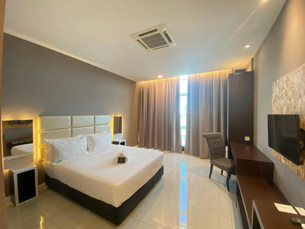 Deluxe Queen Room in Stirling Suites Hotel & Serviced Apartment
