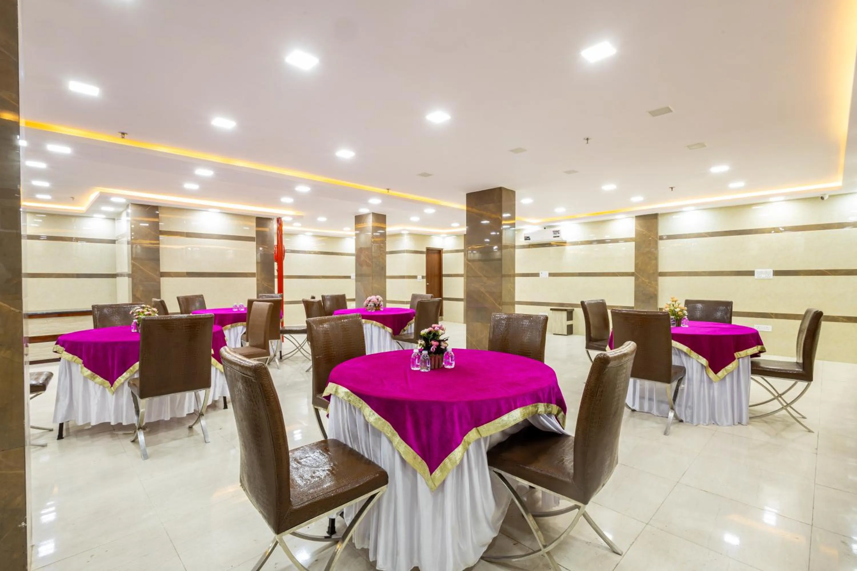 Restaurant/places to eat in Hotel Red Castle - Karol Bagh - Where luxury meets comfort
