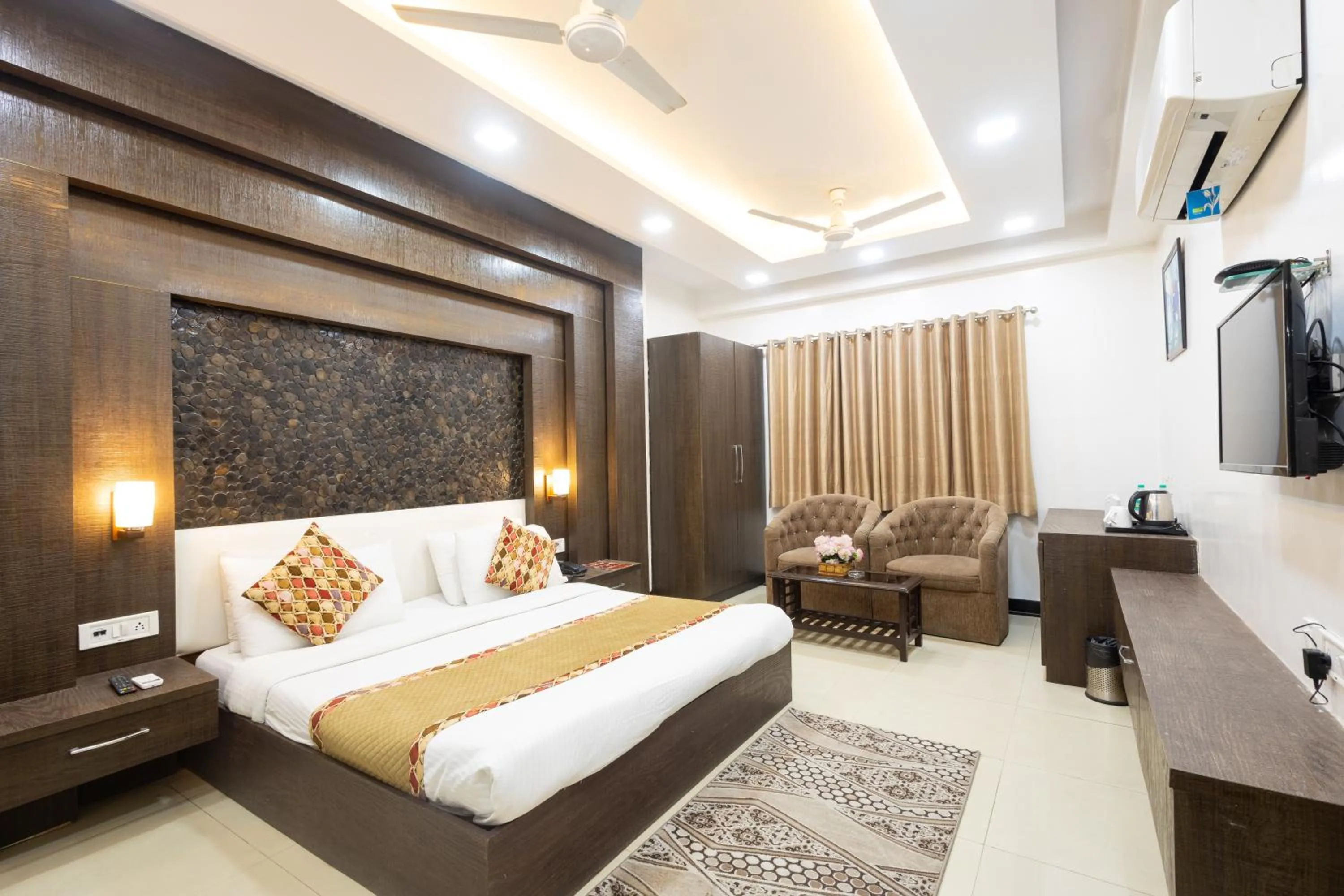 TV and multimedia, Bed in Hotel Red Castle - Karol Bagh - Where luxury meets comfort
