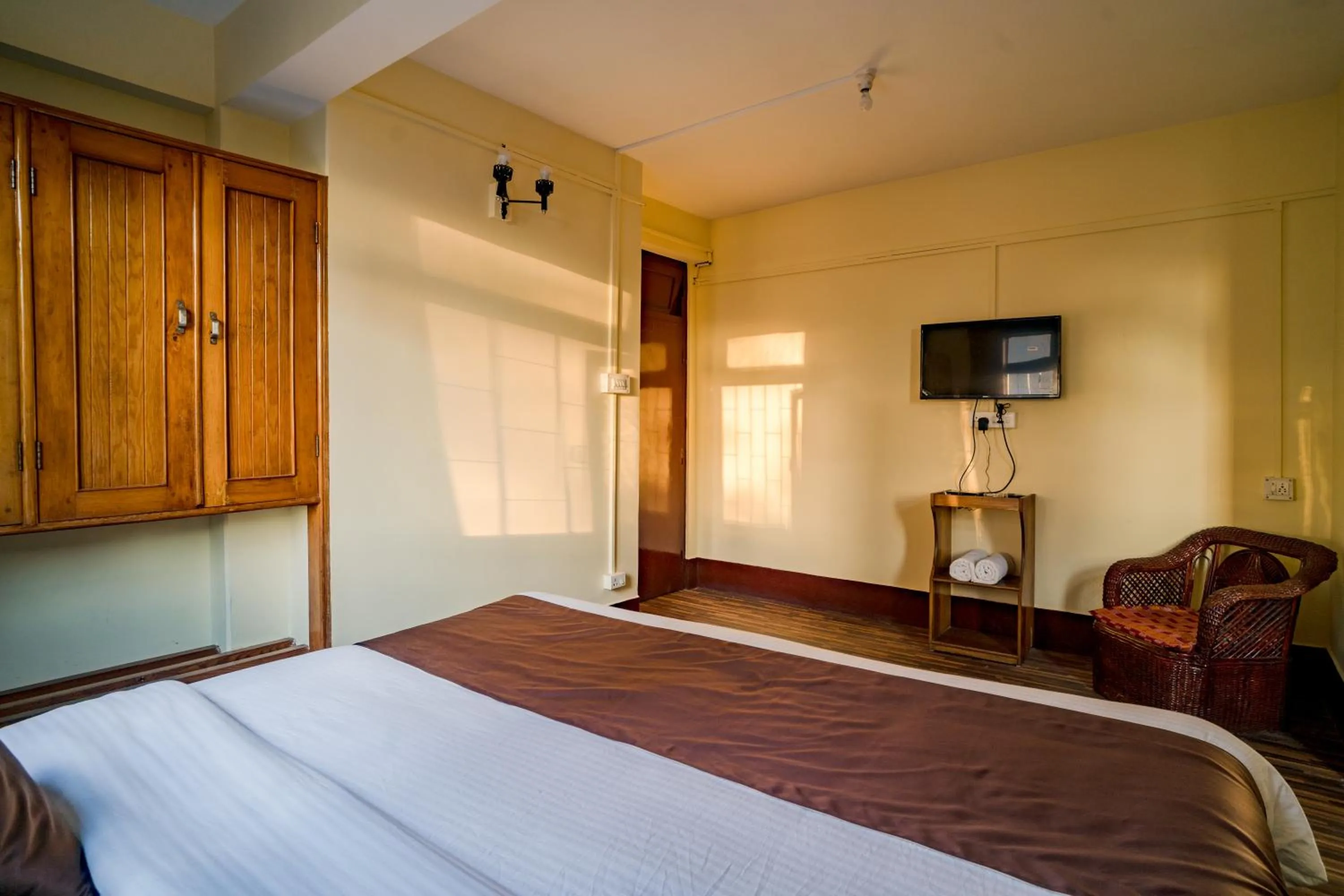 Communal lounge/ TV room in Magpie Mall Road Residency (MG Marg)