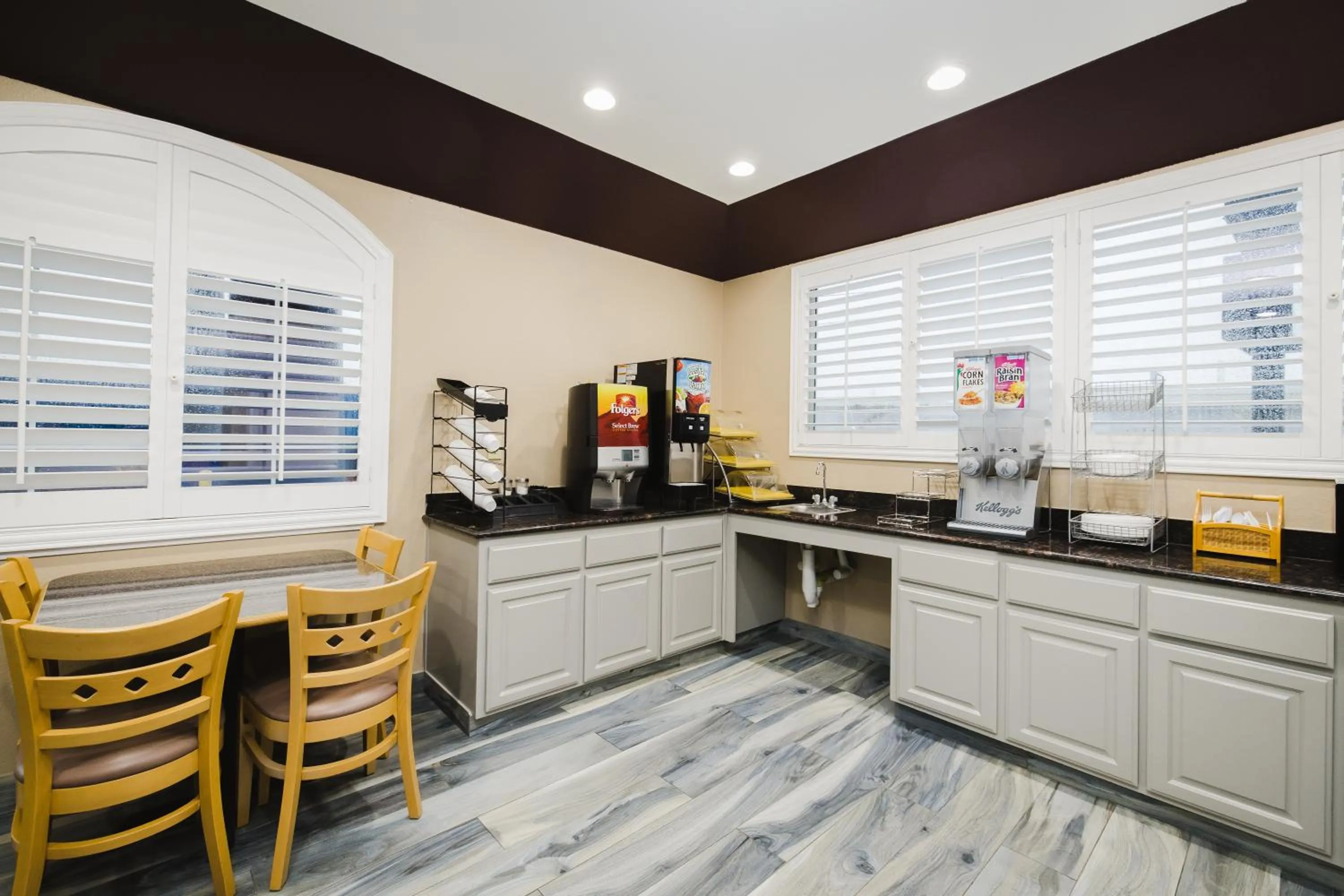 Coffee/tea facilities in Sapphire Inn & Suites