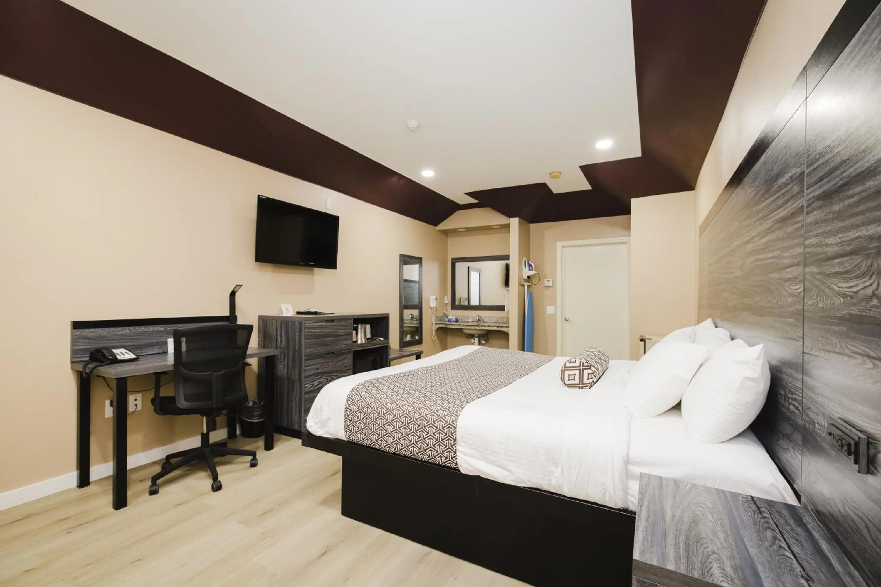 Bed in Sapphire Inn & Suites